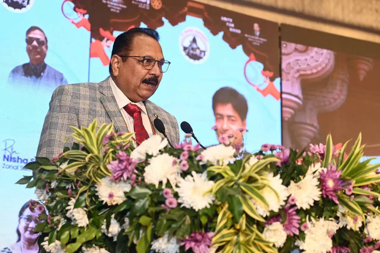 रोटरी क्लब मंडल–3120 का 42वां मंडलीय अधिवेशन ‘अनुगूंज’ शुक्रवार को कैंटोन्मेंट स्थित होटल सूर्या में भव्य रूप से शुरू हुआ। तीन दिनों तक चलने वाले इस अधिवेशन में मंडल के 90 रोटरी क्लबों से 750 से अधिक रोटेरियन भाग ले रहे हैं। कार्यक्रम का शुभारम्भ मंडल अध्यक्ष आशुतोष अग्रवाल और होस्ट क्लब रोटरी क्लब वाराणसी डाउन टाउन के अध्यक्ष सिद्धार्थ जायसवाल द्वारा दीप प्रज्ज्वलन, गणेश वंदना और राष्ट्रगान के साथ किया गया।