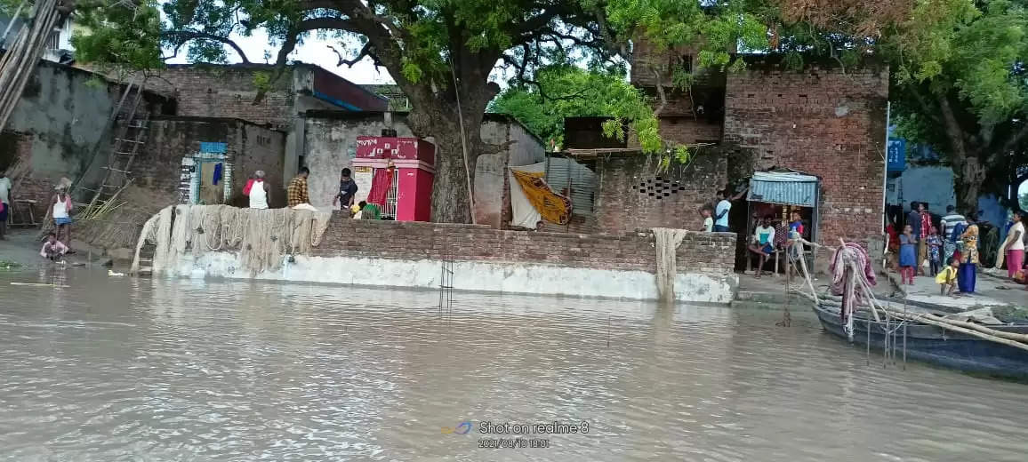 चंदौली : एक सेंटीमीटर प्रति घंटे की रफ्तार से बढ़ रहा गंगा का जलस्तर, एक दर्जन गांव जलमग्न 