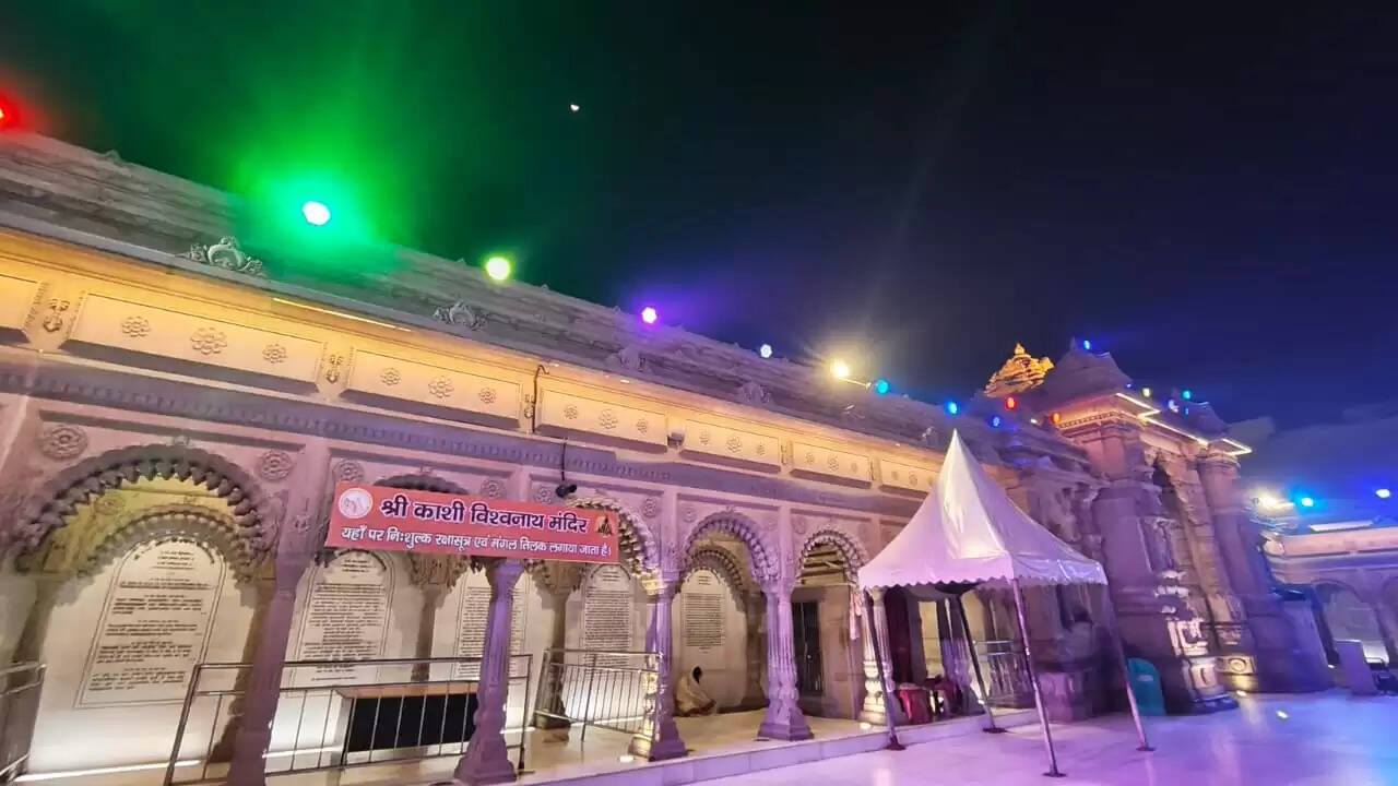 चौथे वर्षगांठ से पहले रोशनी से सराबोर हुआ काशी विश्वनाथ धाम, भव्य सजावट देखने उमड़ रहे भक्त