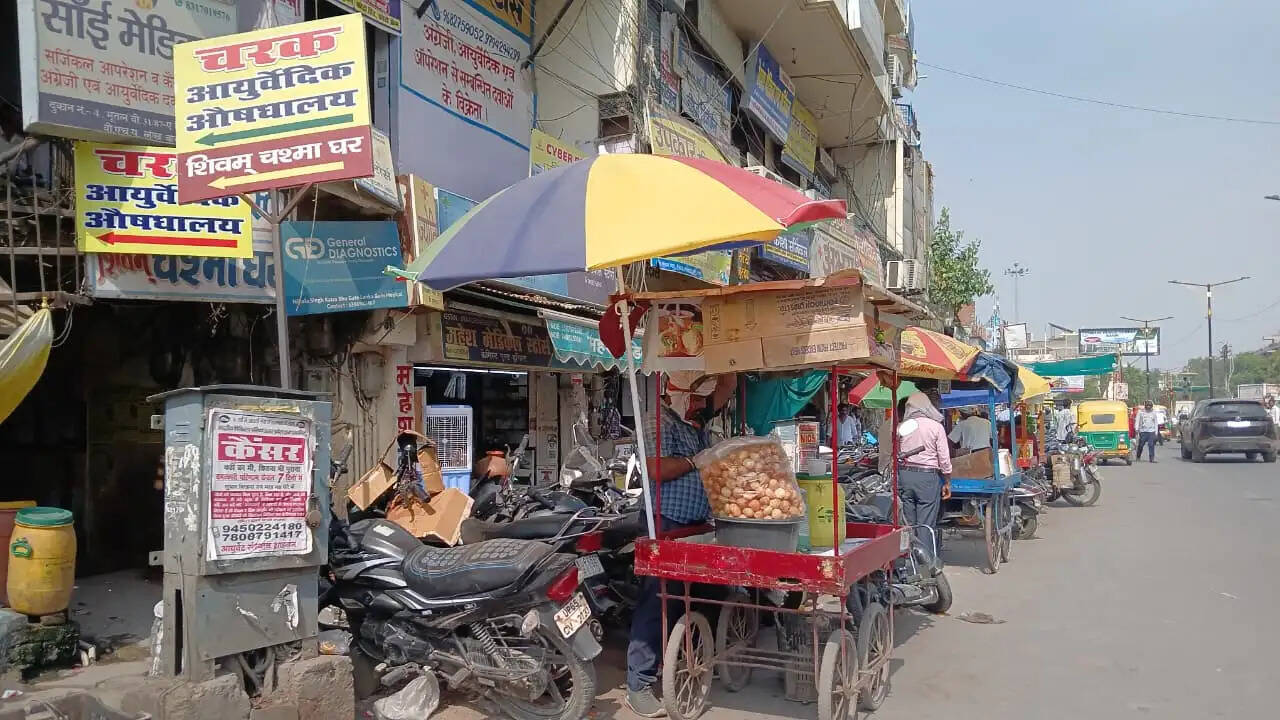 दवा व्यापारियों का कहना है कि ऑनलाइन फार्मेसी कंपनियां भारी छूट देकर छोटे मेडिकल व्यापारियों के अस्तित्व पर संकट खड़ा कर रही हैं। संगठन ने केंद्र सरकार से ऑनलाइन दवा बिक्री के लिए सख्त कानून बनाने, फर्जी प्रिस्क्रिप्शन पर रोक लगाने और छोटे व्यापारियों के हितों की रक्षा करने की मांग की है। व्यापारियों ने चेतावनी दी कि यदि उनकी मांगों पर जल्द ध्यान नहीं दिया गया तो आंदोलन को और व्यापक किया जाएगा।