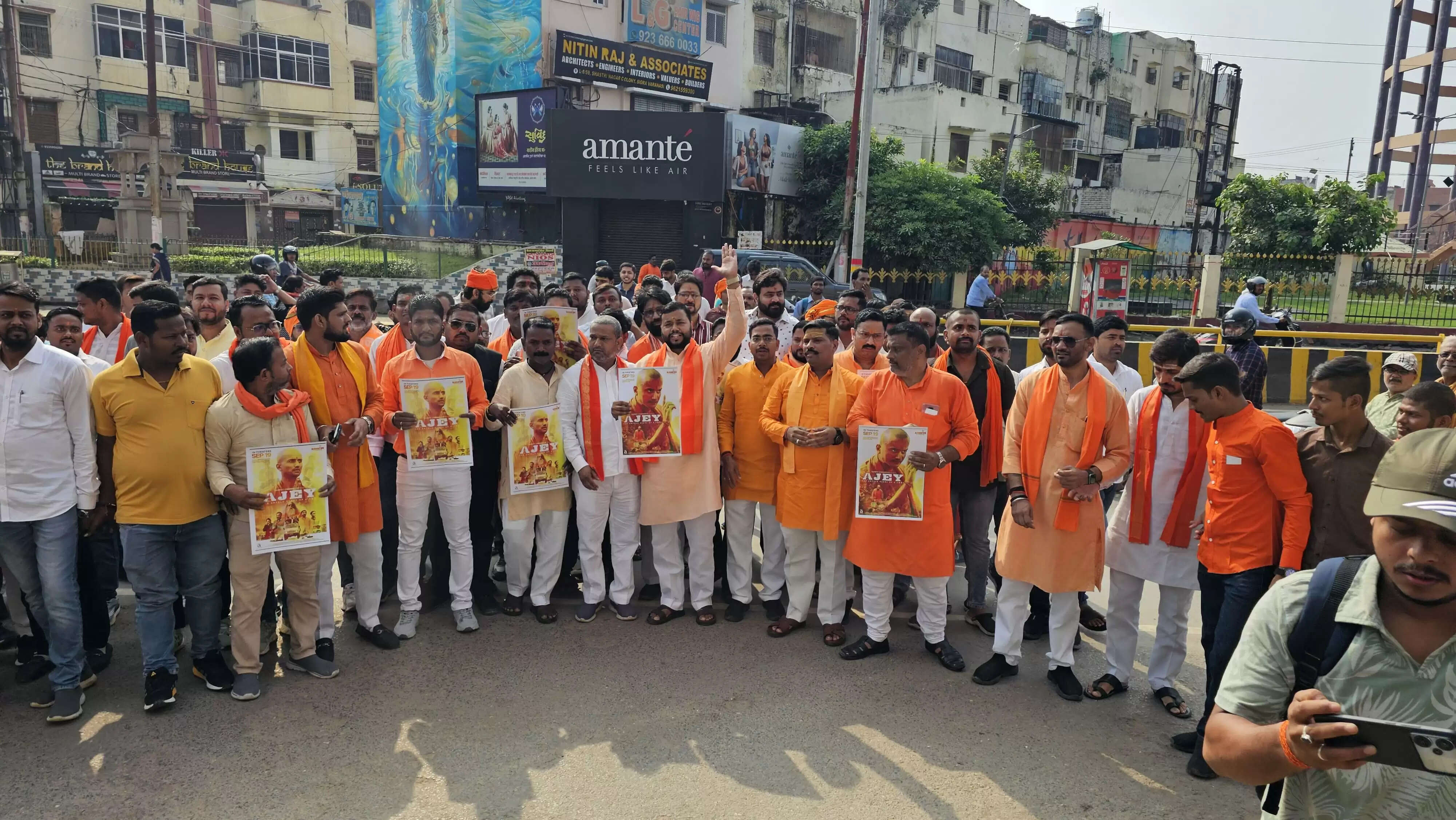 योगी आदित्यनाथ के जीवन पर आधारित फिल्म 'अजेय' देखने पहुंचे युवा, तालियों की गड़गड़ाहट से गूंज उठा आईपी मॉल