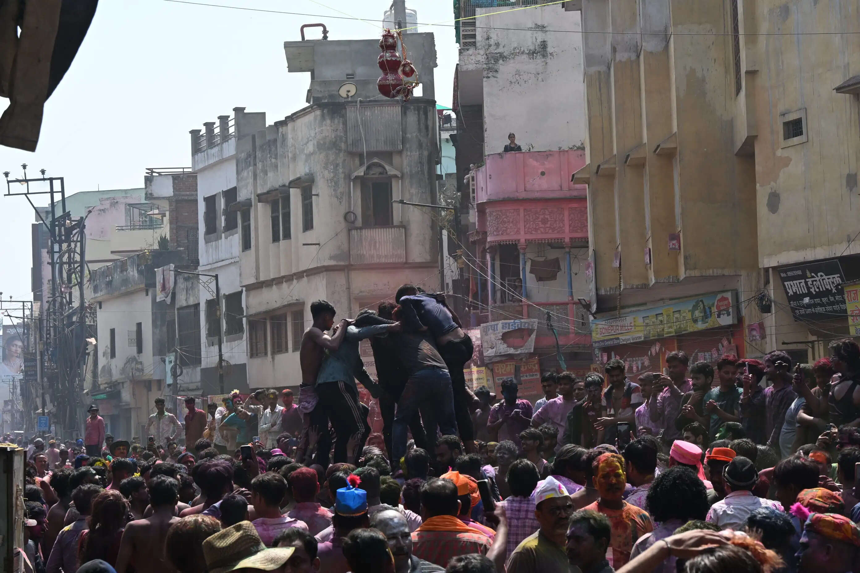 होली के रंग में रंगी काशी, जमकर उड़े रंग-गुलाल, तस्वीरों में दिखा गलियों से घाटों तक उल्सास...