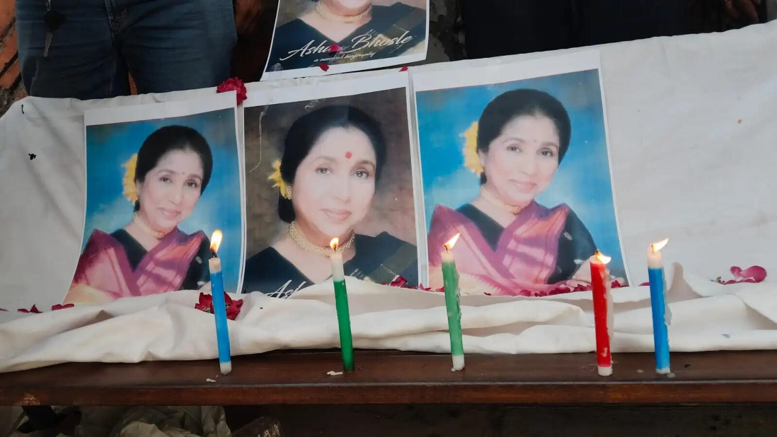 आशा भोंसले को वाराणसी में श्रद्धांजलि, डर्बी शायर क्लब ने कैंडल जलाकर किया नमन