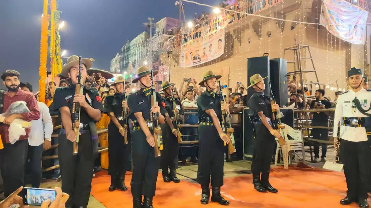 ऑपरेशन सिंदूर को समर्पित रही मां गंगा की महाआरती, 51 हजार दीपों की आभा से जगमगाया दशाश्वमेध घाट, आध्यात्म और राष्ट्रभक्ति का दिखा संगम