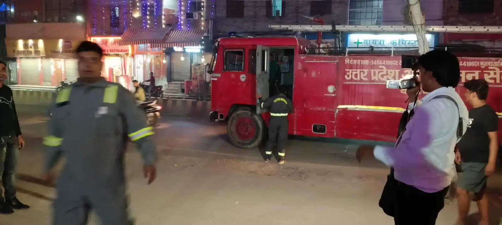 वाराणसी में पटाखों&nbsp;की चिंगारी से 12 मंजिला इमारत और दुकान में लगी भीषण आग, मची अफरातफरी, फायर ब्रिगेड ने पाया काबू&nbsp;