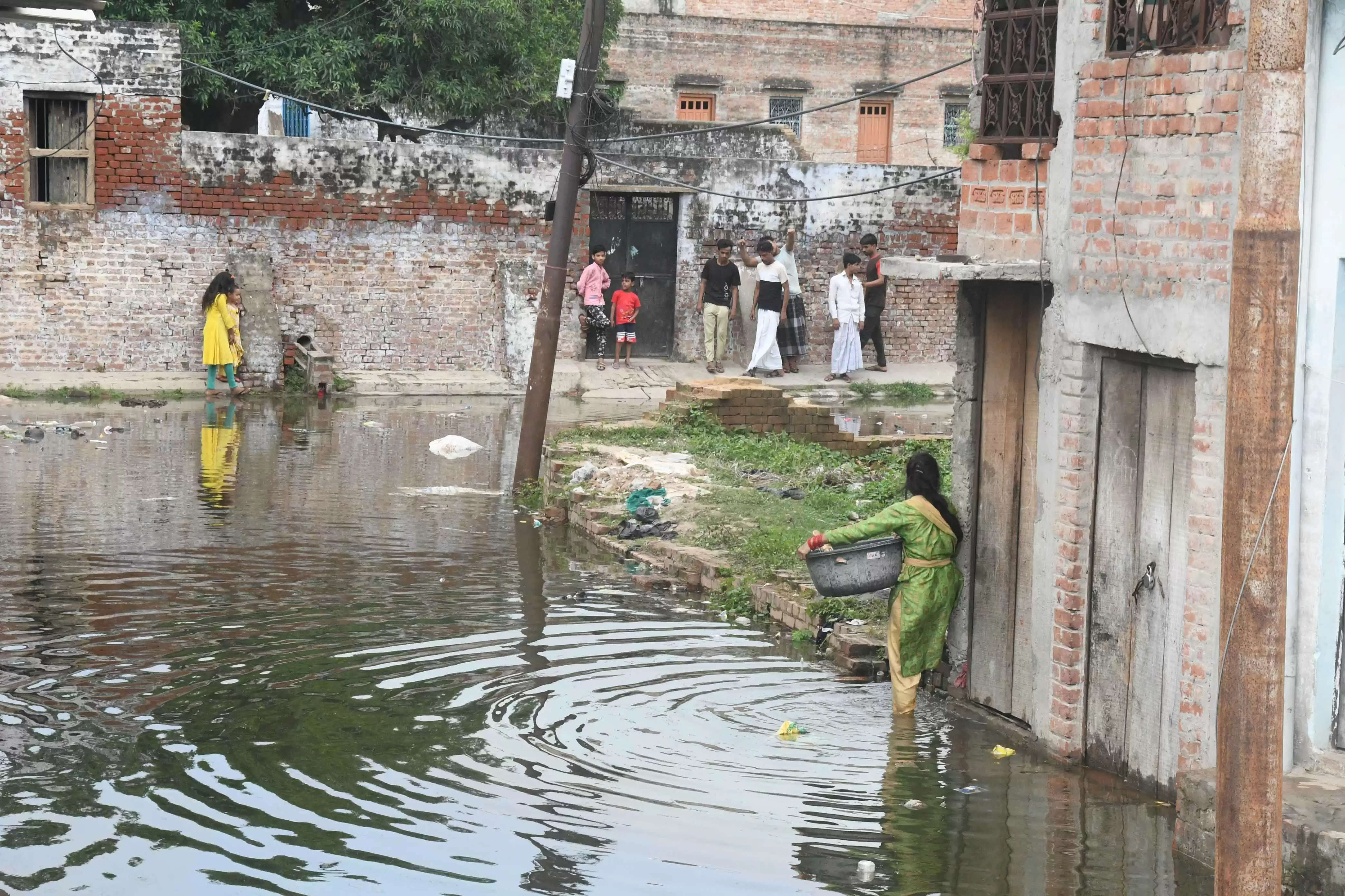 वाराणसी: खतरे के निशान से 54 सेमी नीचे गंगा का जलस्तर, चेतावनी बिंदु पार कर शहर की ओर बढ़ चलीं गंगा