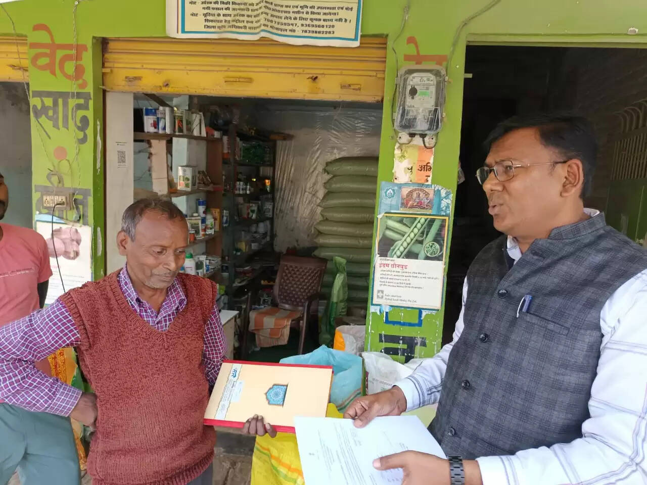 किसानों को उचित मूल्य पर उर्वरक उपलब्ध कराने, कालाबाजारी रोकने और उर्वरकों की गुणवत्ता बनाए रखने के उद्देश्य से जनपद में मंगलवार को व्यापक छापेमारी अभियान चलाया गया। शासन के निर्देश पर जिलाधिकारी सत्येंद्र कुमार के आदेश और मुख्य विकास अधिकारी प्रखर कुमार सिंह के नेतृत्व में उर्वरक निरीक्षकों एवं विभिन्न विभागों के अधिकारियों की संयुक्त टीमें गठित कर यह कार्रवाई की गई।