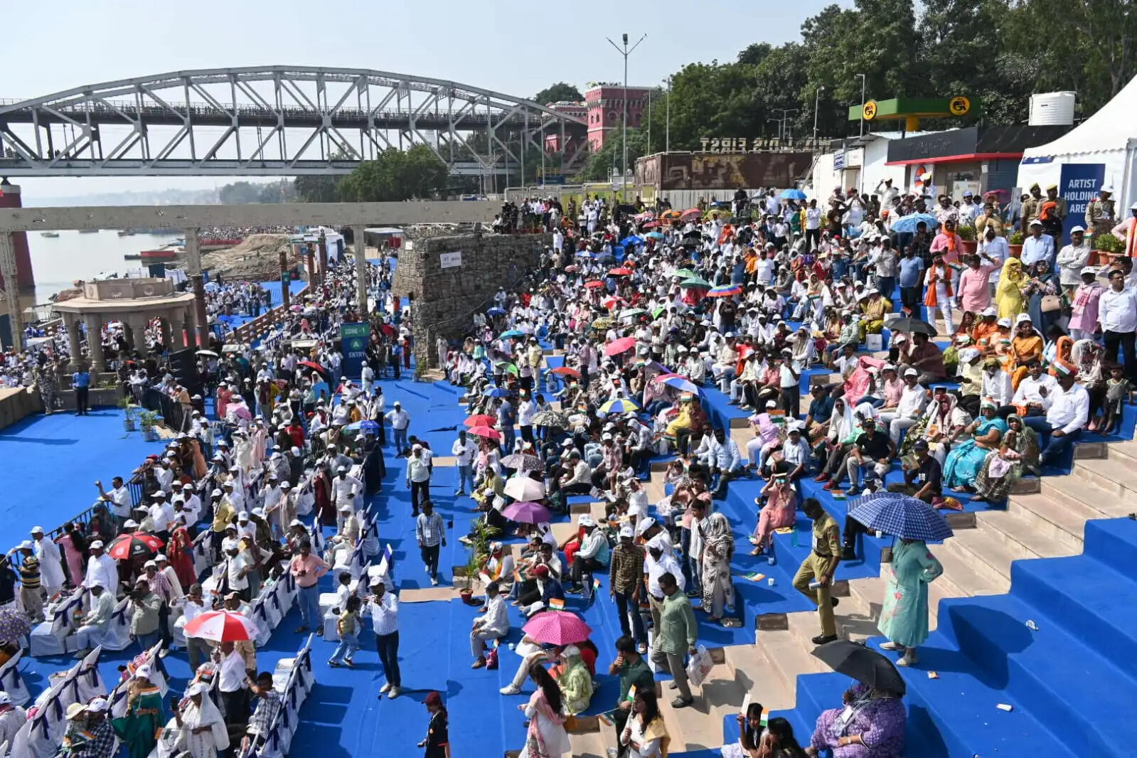 काशीवासियों के अभिवादन के लिए कार से बाहर आए प्रधानमंत्री मोदी, नमो घाट तक दिखा उत्सवी माहौल