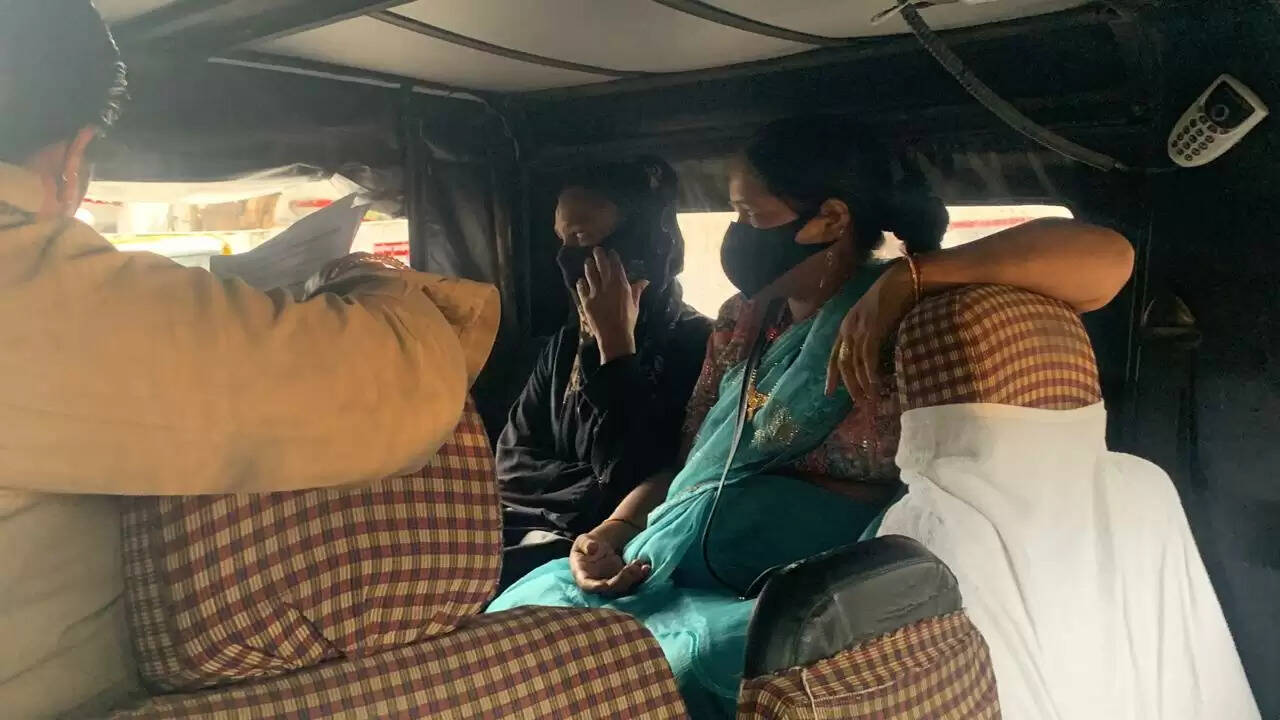 वाराणसी। सिगरा थाना क्षेत्र अंतर्गत रोडवेज के पास अवैध देहव्यापार के खिलाफ महिला पुलिस ने रविवार को बड़ी कार्रवाई की। मुखबिर की सूचना पर मौके पर पहुंची पुलिस टीम ने सड़क किनारे देहव्यापार कर रही तीन महिलाओं को गिरफ्तार किया।