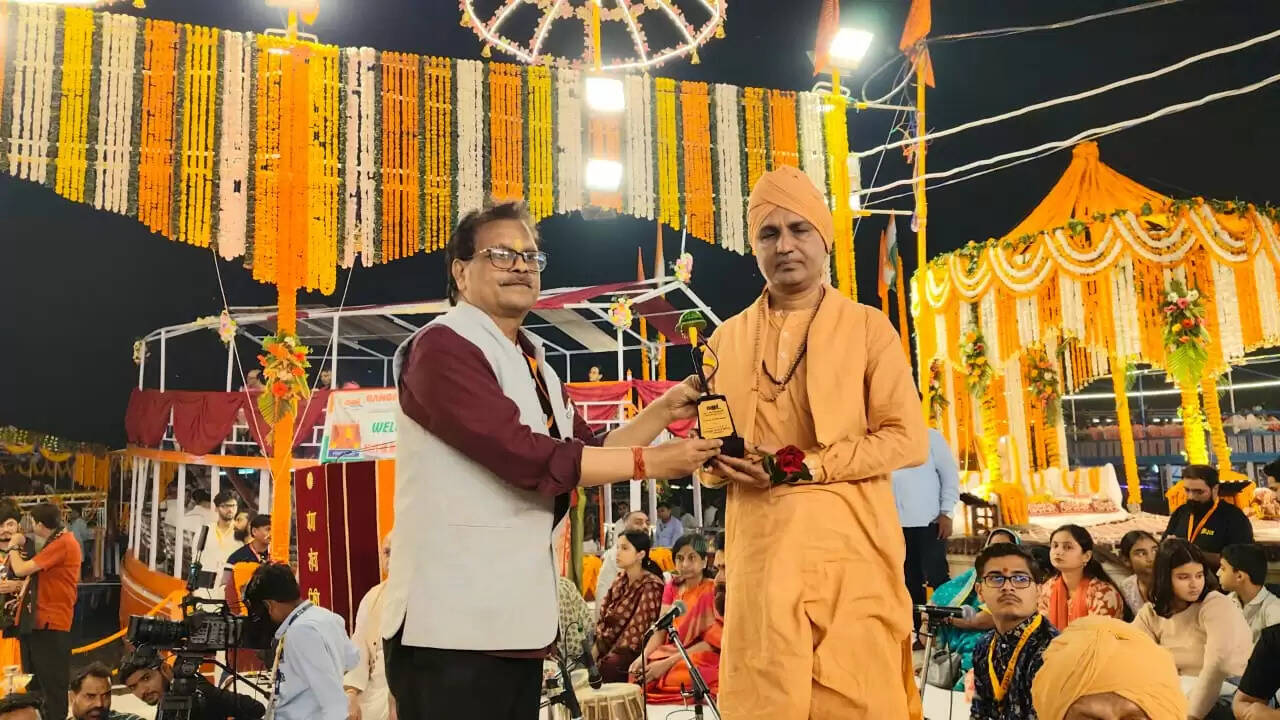 ऑपरेशन सिंदूर को समर्पित रही मां गंगा की महाआरती, 51 हजार दीपों की आभा से जगमगाया दशाश्वमेध घाट, आध्यात्म और राष्ट्रभक्ति का दिखा संगम