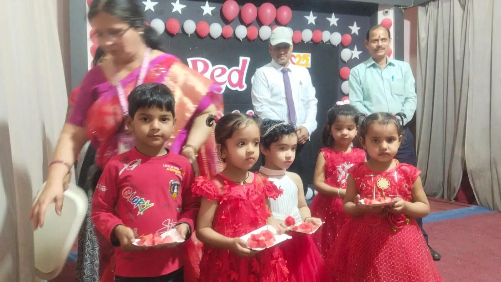 नवनीता कुंअर पब्लिक स्कूल में रेड डे का आयोजन, बच्चों को बताया लाग रंग का महत्व