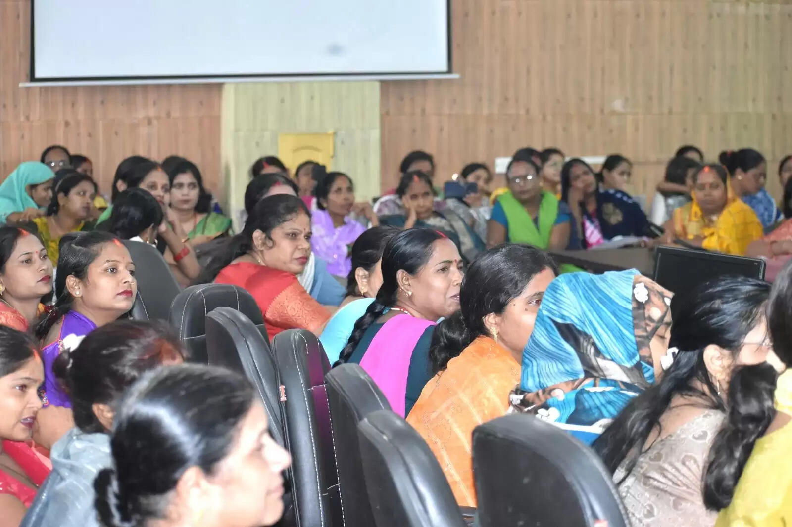 वाराणसी: ‘एक पेड़ माँ के नाम’ अभियान के तहत सावन में लगेंगे 20 हजार पेड़, महापौर ने की स्वयं सहायता समूह की महिलाओं के साथ बैठक