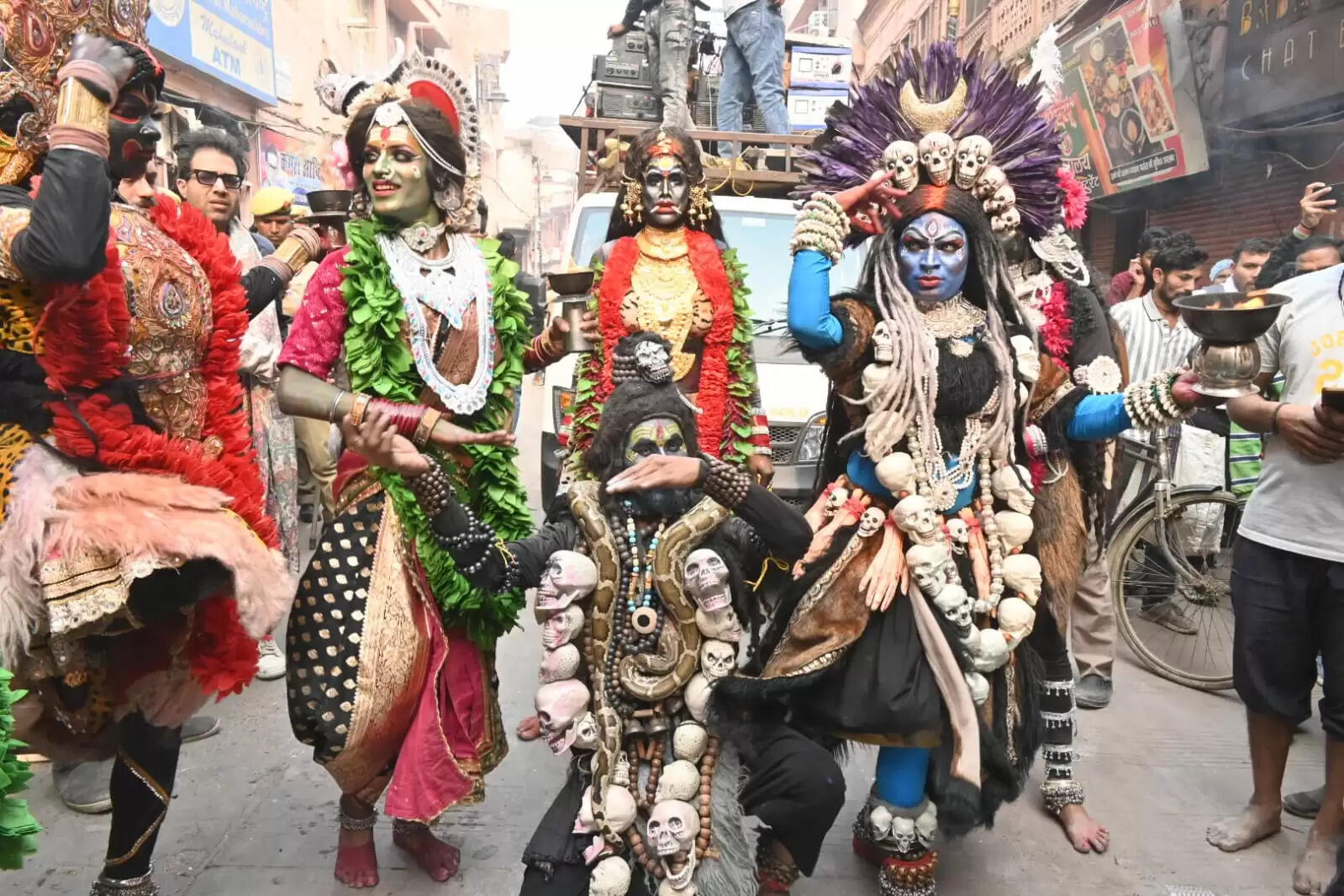 श्री काशी विश्वनाथ धाम की चौथी वर्षगांठ के अवसर पर शिव बारात समिति की ओर से शनिवार को भव्य शोभायात्रा का आयोजन किया गया। शोभायात्रा मैदागिन से प्रारंभ होकर दशाश्वमेध घाट तक निकाली गई, जिसमें शिवभक्तों की भारी भीड़ उमड़ी। डमरू-नगाड़ों की गूंज, हर-हर महादेव के जयघोष और आकर्षक झांकियों ने पूरे मार्ग को भक्तिमय वातावरण से सराबोर कर दिया।