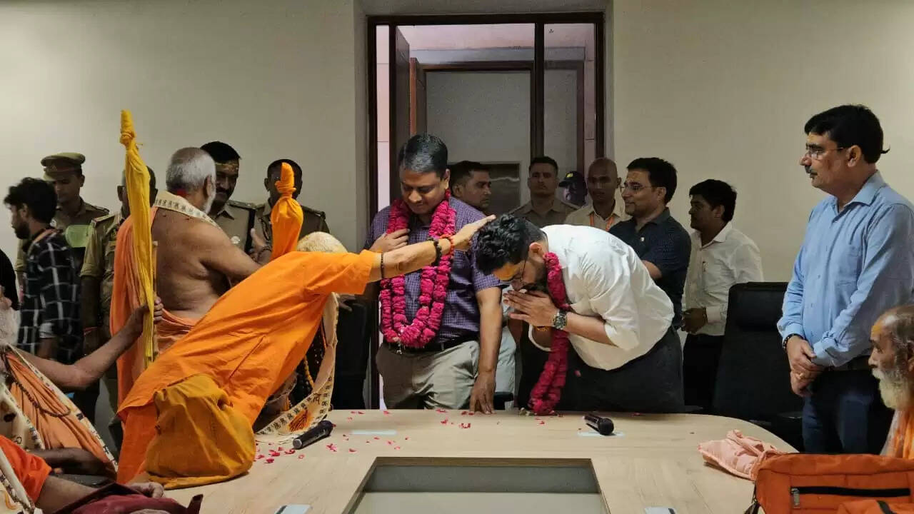  श्री काशी विश्वनाथ मंदिर न्यास ने दंडी सन्यासियों के लिए फिर शुरू की अन्नसेवा