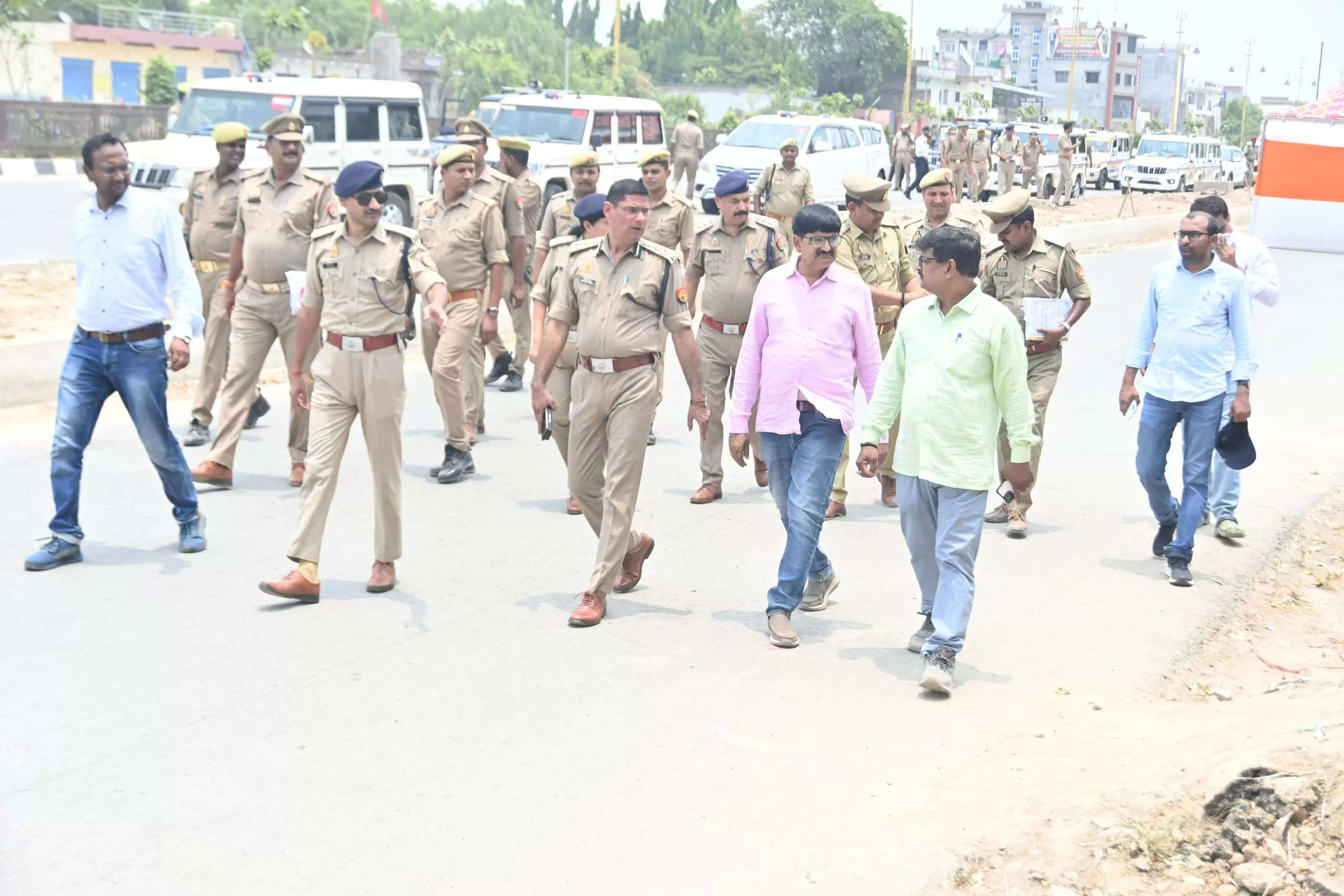 वाराणसी में मुख्यमंत्री के आगमन से पहले सुरक्षा व्यवस्था का निरीक्षण
