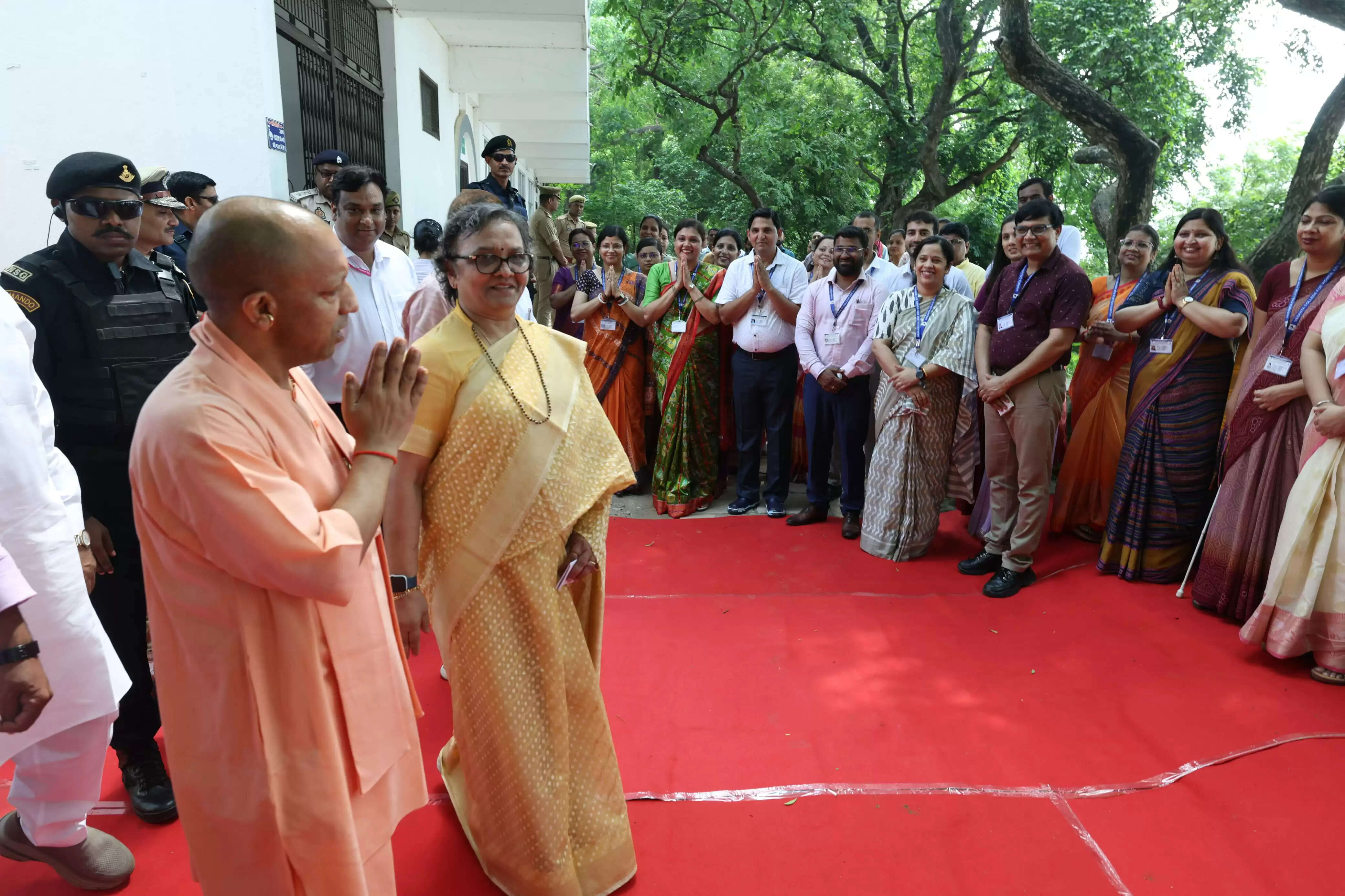बनारस में गरजे योगी, कहा- फेक अकाउंट बनाकर जातियों के बीच संघर्ष कराना चाहते हैं कुछ लोग