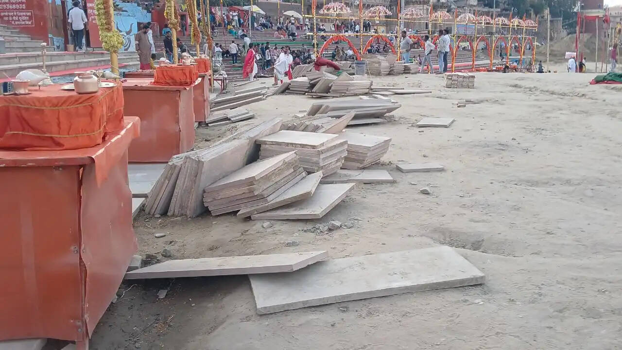 अस्सी घाट का बदलेगा स्वरूप, सीढ़ियों पर लगाए जा रहे समतल पत्थर