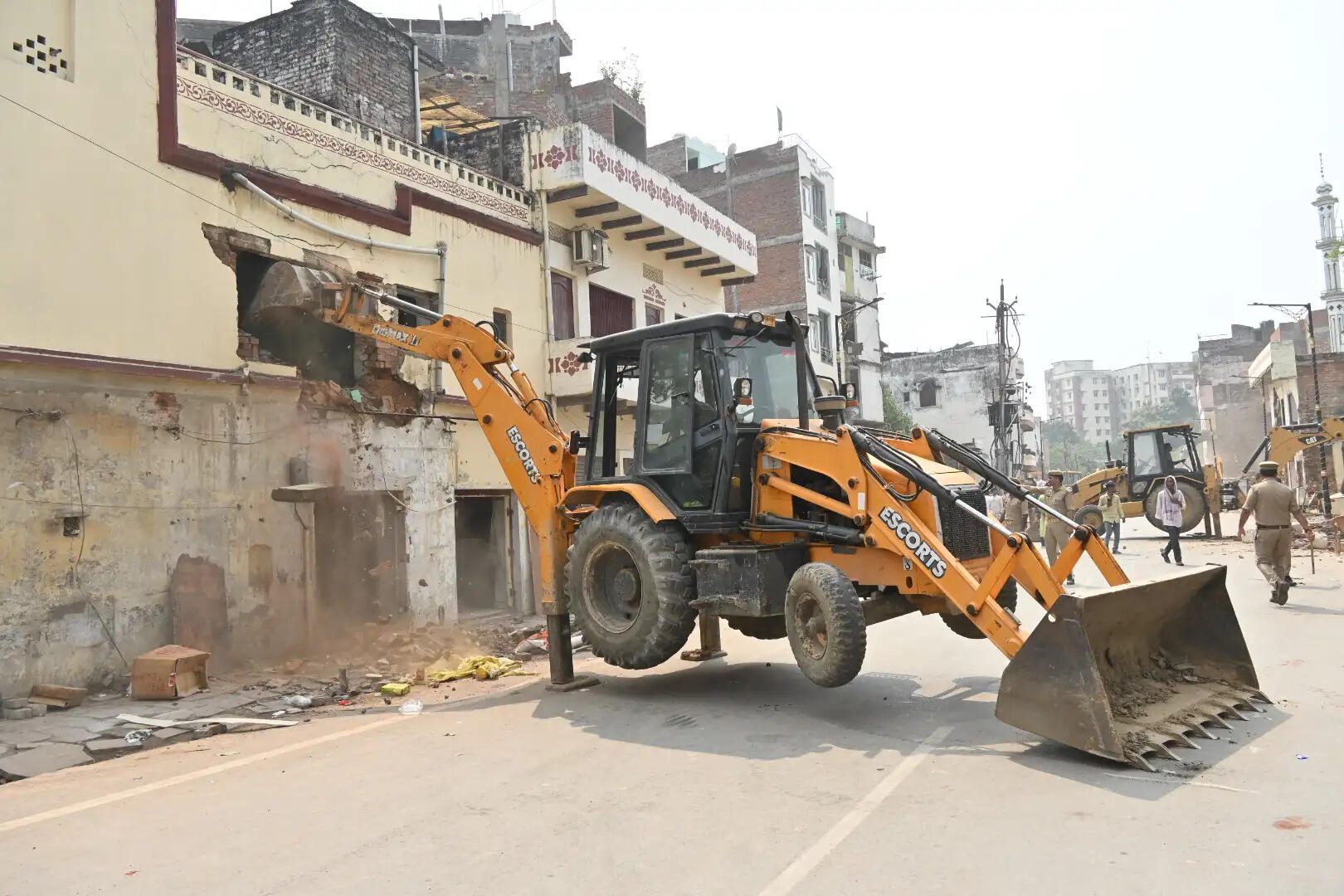 नगर निगम ने 10 जर्जर भवनों पर चलवाया बुलडोजर