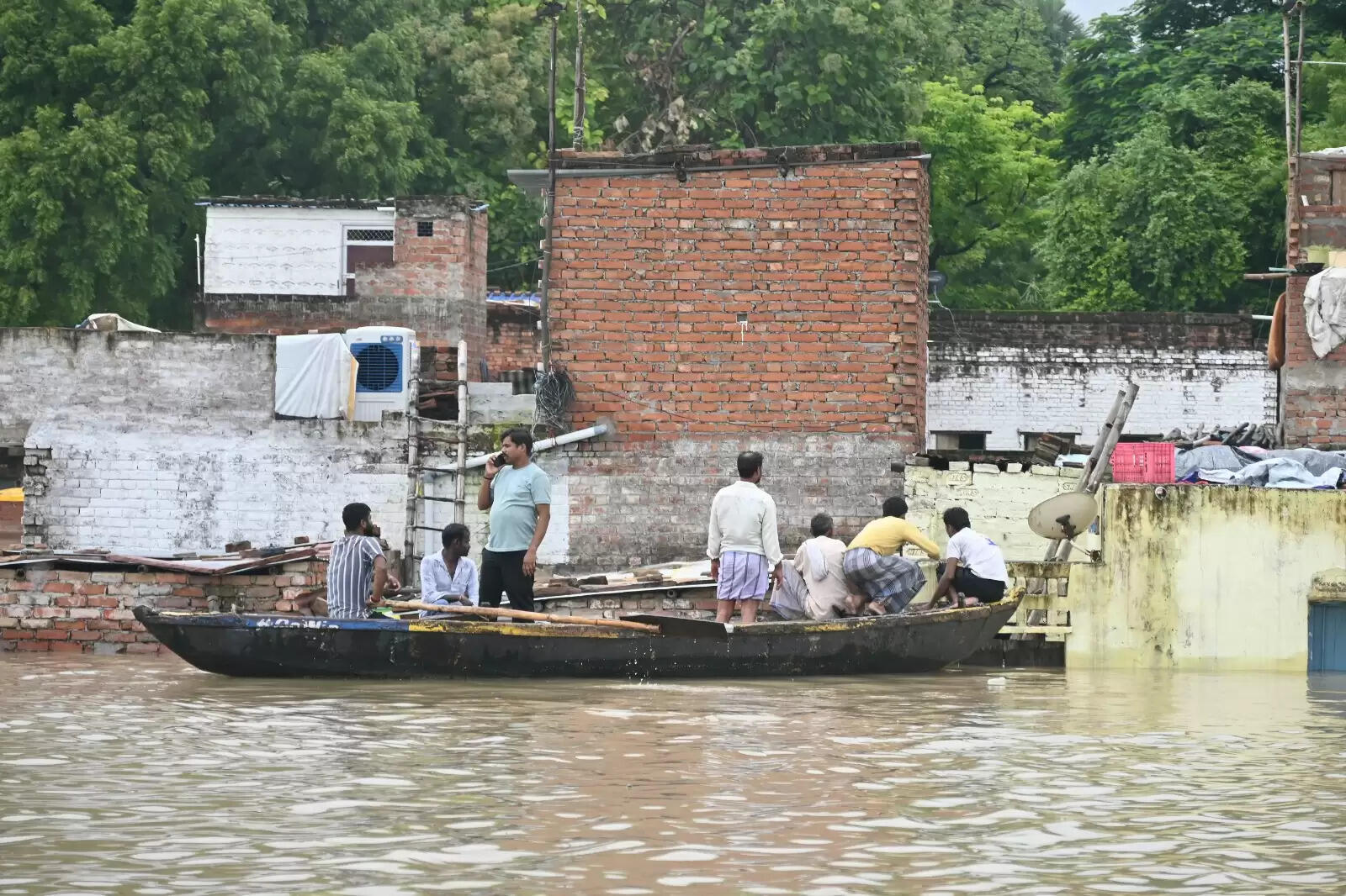 Varanasi flood : बनारस में बाढ़ की आफत, सड़कें और कॉलोनियां पानी-पानी, तस्वीरों में देखिये हालात