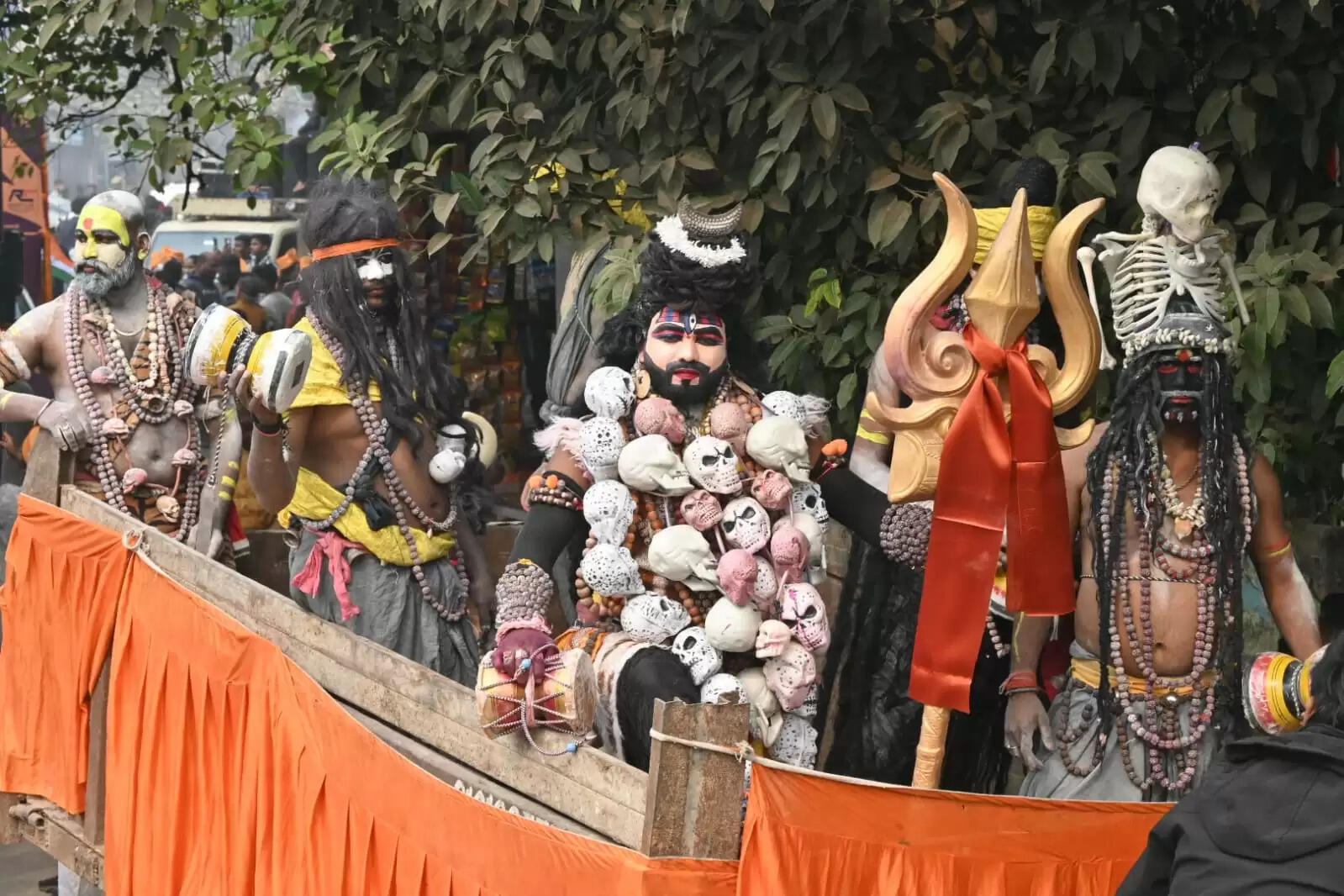 श्री काशी विश्वनाथ धाम की चौथी वर्षगांठ के अवसर पर शिव बारात समिति की ओर से शनिवार को भव्य शोभायात्रा का आयोजन किया गया। शोभायात्रा मैदागिन से प्रारंभ होकर दशाश्वमेध घाट तक निकाली गई, जिसमें शिवभक्तों की भारी भीड़ उमड़ी। डमरू-नगाड़ों की गूंज, हर-हर महादेव के जयघोष और आकर्षक झांकियों ने पूरे मार्ग को भक्तिमय वातावरण से सराबोर कर दिया।