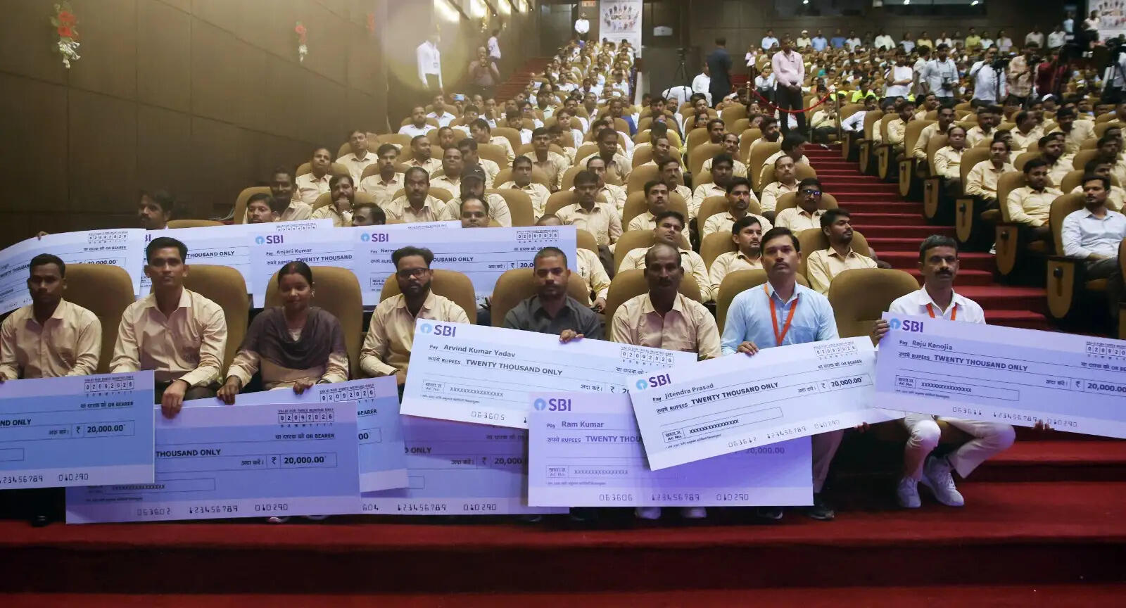 नौकरी की सिक्योरिटी, भविष्य की भी चिंता... आउटसोर्सिंग कर्मचारियों को योगी सरकार का 'सुरक्षा कवच'