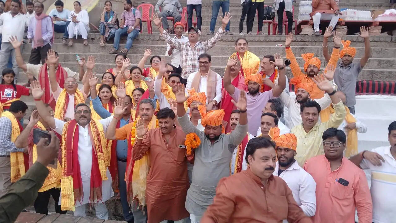 रामनवमी के पावन अवसर पर काशी में निकली विश्व प्रसिद्ध ‘राम कथा मंदाकिनी’ शोभायात्रा ने एक बार फिर आस्था और भक्ति का अद्भुत दृश्य प्रस्तुत किया। गंगा तट पर निकली इस शोभायात्रा में हजारों श्रद्धालुओं की भीड़ उमड़ी और पूरा वातावरण “जय श्रीराम” के जयघोष से गुंजायमान हो उठा। ऐसा प्रतीत हो रहा था मानो स्वयं भगवान श्रीराम भक्तों को दर्शन दे रहे हों।