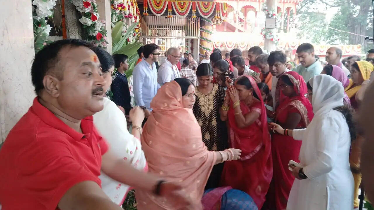 अघोर परंपरा के विश्वविख्यात तीर्थस्थल बाबा कीनाराम आश्रम (क्रीं कुंड) में गुरु पूर्णिमा का महापर्व बुधवार को अत्यंत श्रद्धा, भक्ति और आध्यात्मिक उल्लास के साथ मनाया गया। इस अवसर पर देश के विभिन्न राज्यों के अलावा विदेशों से भी बड़ी संख्या में श्रद्धालु आश्रम पहुंचे। अघोर पीठाधीश्वर सिद्धार्थ गौतम राम के दर्शन और आशीर्वाद के लिए सुबह से देर शाम तक श्रद्धालुओं का जनसैलाब उमड़ता रहा। पूरा आश्रम परिसर 