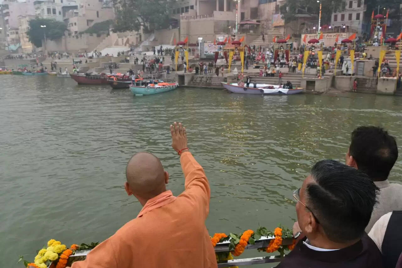 - काशी के घाटों पर 25 लाख से अधिक दीपों से जगमगाएगी दिव्यता - चेत सिंह घाट पर 3डी प्रोजेक्शन लेजर शो में दिखेगा शिव और गंगा का संगम - दशाश्वमेध घाट की महाआरती ‘ऑपरेशन सिंदूर’ को रहेगी समर्पित - 21 कुंतल फूलों और 51 हजार दीपों से सजेगा दशाश्वमेध घाट - काशी विश्वनाथ मंदिर में विशेष पूजा, फूलों और रोशनी से सजेगा दरबार - सुरक्षा के लिए वाराणसी को नो-फ्लाई जोन घोषित, जल पुलिस और एनडीआरएफ मुस्तैद - देव दीपावली की थीम, 'जाति-पंथ अनेक, हम सनातनी एक' - घाटों की रंगोली में दिखेगा नारी सशक्तिकरण और नशा मुक्ति का संदेश - विश्वभर से लाखों श्रद्धालु और पर्यटक पहुंचे देव दीपावली के अद्भुत दर्शन को वाराणसी, 5 नवम्बर। आस्था, श्रद्धा और दिव्यता की त्रिवेणी बुधवार को एक बार फिर काशी के घाटों पर प्रवाहित होगी। उत्तर प्रदेश के मुख्यमंत्री योगी आदित्यनाथ बुधवार को विश्वविख्यात देव दीपावली महोत्सव में शामिल होंगे । कार्तिक पूर्णिमा की पावन संध्या पर गंगा की लहरों पर झिलमिलाते दीपों का अनंत सागर काशी की आत्मा को आलोकित करेगा। यह पर्व न केवल धार्मिक आस्था का प्रतीक है, बल्कि सनातन संस्कृति की जीवंत अभिव्यक्ति भी है। योगी सरकार ने देव दीपावली को भव्य बनाने के लिए व्यापक तैयारियां की हैं। इस वर्ष काशी के घाटों, कुंडों, तालाबों और देवालयों में 25 लाख (10 लाख सरकार की ओर से एवं 15 लाख जन सहभागिता से) दीप प्रज्वलित किए जाएंगे, जिनमें से एक लाख से अधिक दीप गाय के गोबर से निर्मित होंगे। प्रशासन की तैयारियों के साथ ही जनसहभागिता इस आयोजन की विशेषता बनी हुई है। काशी की अद्भुत छटा देखने को उमड़े देशी-विदेशी पर्यटक देव दीपावली के अलौकिक दृश्य को देखने के लिए देश-विदेश से श्रद्धालु और पर्यटक काशी पहुंचे हैं। अनुमान है कि इस बार 25 लाख से अधिक पर्यटक काशी में मौजूद रहेंगे। घाटों, होटलों, गेस्ट हाउसों, नौकाओं और क्रूज़ की अग्रिम बुकिंग पहले ही पूरी हो चुकी है। योगी सरकार ने चेत सिंह घाट पर 3डी प्रोजेक्शन मैपिंग लेजर शो का आयोजन किया है, जिसमें काशी के पौराणिक भवनों पर शिव और गंगा की कथा सहित धर्म, अध्यात्म और इतिहास के संगम को जीवंत रूप में दिखाया जाएगा। इसके साथ ही गंगा पार रेत पर पर्यटक 10 मिनट तक ‘कोरियोग्राफ ग्रीन क्रैकर्स शो’ का आनंद भी ले सकेंगे। सजावट और सुरक्षा के पुख्ता इंतजाम वाराणसी पुलिस और जल पुलिस ने देव दीपावली की सुरक्षा के लिए व्यापक इंतजाम किए हैं। शहर को नो-फ्लाई जोन घोषित किया गया है। बिना अनुमति के ड्रोन, पतंग, पैराग्लाइडर या रिमोट संचालित विमान उड़ाने पर रोक रहेगी। घाटों पर वॉच टावर लगाए गए हैं और सीसीटीवी कैमरों से हर गतिविधि पर नजर रखी जाएगी। गंगा में फ्लोटिंग डिवाइडर से लेन बनाई गई है ताकि नावों का संचालन सुव्यवस्थित हो सके। प्रत्येक पर्यटक के लिए लाइफ जैकेट अनिवार्य की गई है। एनडीआरएफ की टीम, फायर ब्रिगेड, जल पुलिस, चिकित्सक दल और मेडिकल टीमें घाटों पर तैनात हैं। भारी भीड़ को देखते हुए ट्रैफिक डाइवर्जन और पार्किंग व्यवस्था पहले से लागू कर दी गई है। श्री काशी विश्वनाथ मंदिर में भव्य सजावट देव दीपावली के अवसर पर बाबा विश्वनाथ का दरबार विशेष रूप से सजाया गया है। पूरे धाम में फूलों की मालाओं, दीपों और विद्युत सज्जा से अद्भुत वातावरण बना है। ललिता घाट गंगा द्वार को दीपों की मनमोहक श्रृंखला से सजाया गया है। बाबा के दरबार में विशेष पूजा-अर्चना के साथ भक्तों का तांता लगा हुआ है। ‘ऑपरेशन सिंदूर’ को समर्पित दशाश्वमेध घाट का आयोजन इस वर्ष दशाश्वमेध घाट पर होने वाली देव दीपावली महाआरती ‘ऑपरेशन सिंधूर’ को समर्पित रहेगी, जो राष्ट्रीयता और बलिदान का संदेश देगी। गंगा सेवा निधि के अध्यक्ष श्री सुशांत मिश्र के अनुसार, घाट को 21 कुंतल फूलों और 51 हजार दीपों से सजाया जा रहा है। इस अवसर पर कारगिल युद्ध के वीर शहीदों को ‘भगीरथ शौर्य सम्मान’ से सम्मानित किया जाएगा। 21 अर्चक और 42 देव कन्याएं रिद्धि-सिद्धि के रूप में माँ गंगा की महाआरती करेंगी। शंखनाद और डमरुओं की निनाद से घाट गूंज उठेंगे। इस भव्य आयोजन का सीधा प्रसारण संस्था के यूट्यूब चैनल Ganga Aarti Ganga Seva Nidhi पर देखा जा सकेगा। पौराणिक मान्यता और ऐतिहासिक संदर्भ प्रख्यात ज्योतिषाचार्य पंडित ऋषि द्विवेदी बताते हैं कि देव दीपावली का उल्लेख पुराणों में मिलता है। कार्तिक पूर्णिमा के दिन भगवान शिव ने त्रिपुरासुर राक्षस का वध किया था, जिसके उपलक्ष्य में देवताओं ने काशी के घाटों पर दीप जलाकर हर्ष मनाया। तभी से यह परंपरा “देव दीपावली” के रूप में प्रचलित हुई। ऐसी भी मान्यता है कि काशी नरेश ने अपने शहीद सैनिकों की स्मृति में घाटों पर दीप प्रज्वलित करने की परंपरा शुरू की थी। पंचगंगा घाट से प्रारंभ यह परंपरा आज लाखों दीपों के आलोक से संपूर्ण काशी को आलोकित करती है। इस वर्ष की थीम : ‘ऑपरेशन सिंदूर’ और ‘जाति-पंथ अनेक, हम सनातनी एक’ श्री देव दीपावली एवं आरती महासमिति के अध्यक्ष आचार्य वागीश दत्त ने बताया कि इस वर्ष देव दीपावली की थीम ‘ऑपरेशन सिंदूर’, ‘नशा उन्मूलन’ और ‘जाति-पंथ अनेक, हम सनातनी एक’ रखी गई है। इस थीम के अंतर्गत घाटों पर सनातन एकता, नारी शक्तिकरण, नशा मुक्ति और राष्ट्रीय एकता के संदेश को सजावट और रंगोलियों के माध्यम से प्रदर्शित किया जाएगा। भोसले घाट, सिंधिया घाट और राम घाट पर ऑपरेशन सिंदूर की झलक दिखाई देगी। राजघाट के निकट नारी सशक्तिकरण थीम पर विशेष सजावट की गई है। श्रेष्ठ सजावट के लिए प्रथम, द्वितीय और तृतीय पुरस्कार दिए जाएंगे। 56 घाटों पर आरती, आठ किलोमीटर लंबा उत्सव क्षेत्र देव दीपावली का आयोजन इस वर्ष 56 गंगा घाटों पर किया जा रहा है। लगभग आठ किलोमीटर लंबे क्षेत्र में एक साथ दीप प्रज्वलन और आरती की जाएगी। गंगा, वरुणा, गोमती के तटों पर भी दीपोत्सव की अद्भुत झिलमिलाहट देखने को मिलेगी।