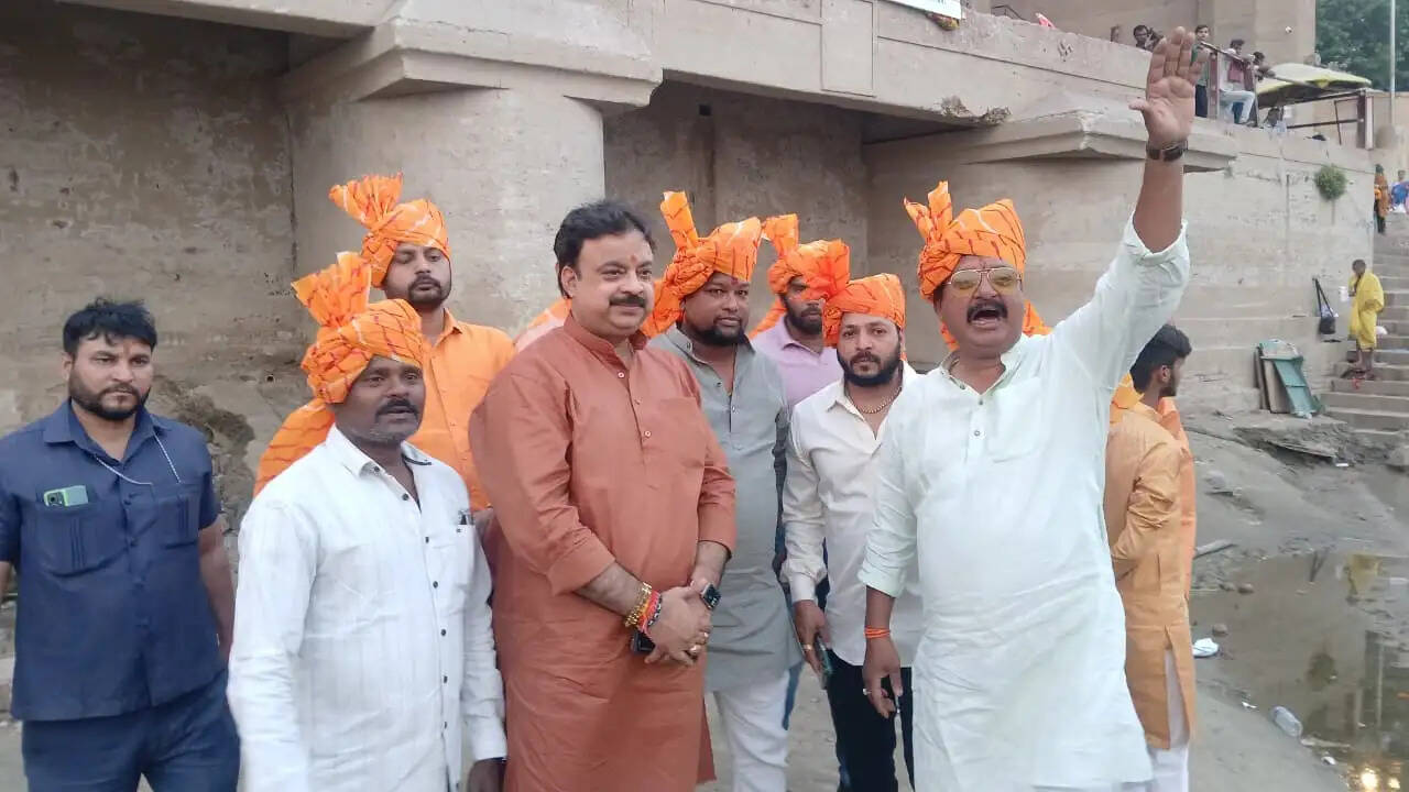 रामनवमी के पावन अवसर पर काशी में निकली विश्व प्रसिद्ध ‘राम कथा मंदाकिनी’ शोभायात्रा ने एक बार फिर आस्था और भक्ति का अद्भुत दृश्य प्रस्तुत किया। गंगा तट पर निकली इस शोभायात्रा में हजारों श्रद्धालुओं की भीड़ उमड़ी और पूरा वातावरण “जय श्रीराम” के जयघोष से गुंजायमान हो उठा। ऐसा प्रतीत हो रहा था मानो स्वयं भगवान श्रीराम भक्तों को दर्शन दे रहे हों।