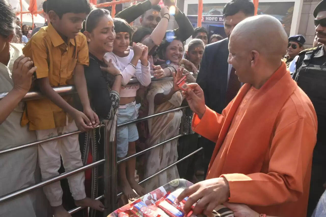 सीएम योगी ने श्री काशी विश्वनाथ धाम में किया दर्शन पूजन