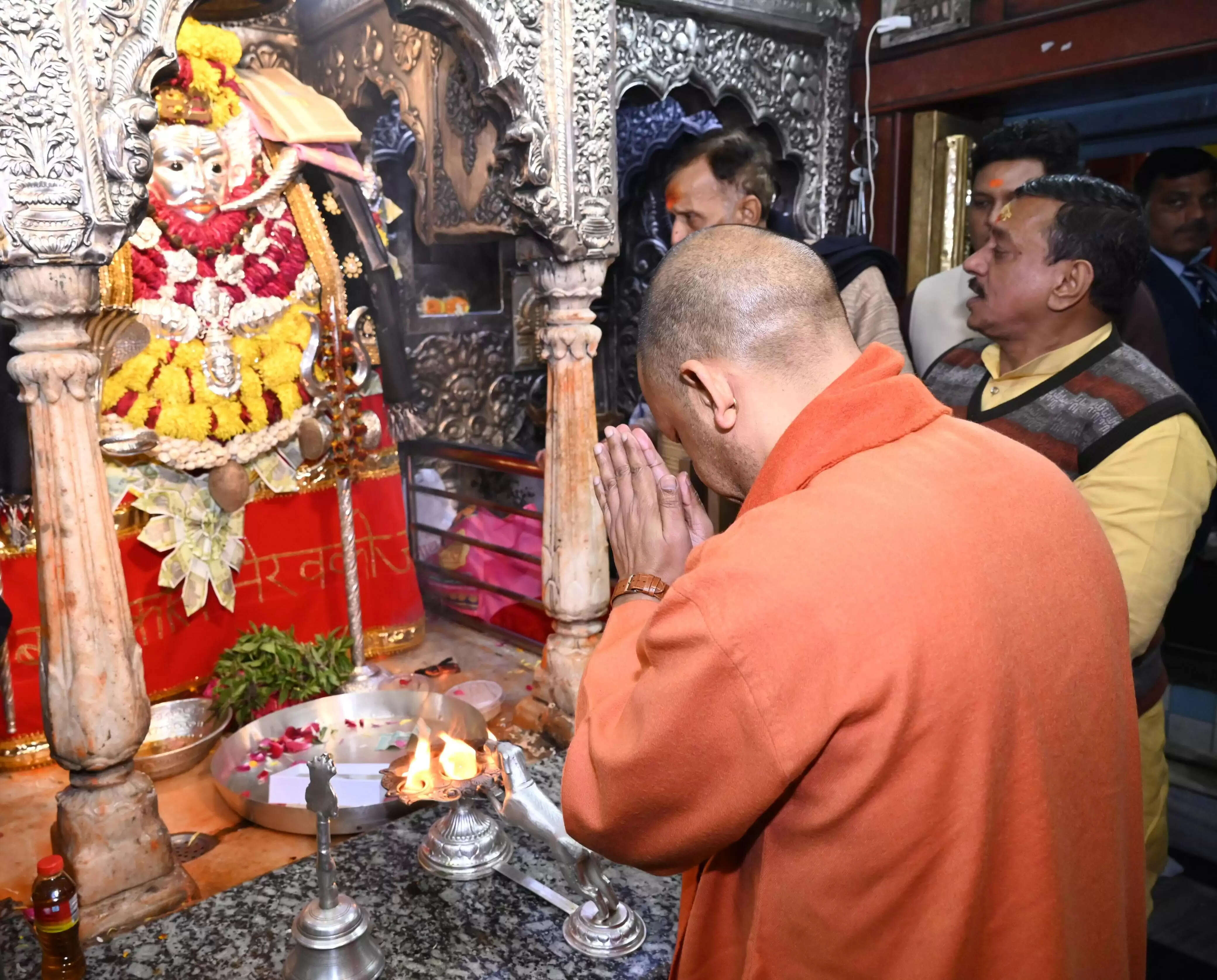 मुख्यमंत्री योगी आदित्यनाथ ने शनिवार की शाम श्री काशी विश्वनाथ और काशी कोतवाल कालभैरव का दर्शन-पूजन किया। सीएम ने बाबा विश्वनाथ का विधिविधान से पूजन-अर्चन और अभिषेक कर प्रदेशवासियों के कल्याण की कामना की। उन्होंने गरीबों में कंबल और भोजन का वितरण किया। उन्होंने अफसरों को निर्देशित किया कि काशी विश्वनाथ धाम में आने वाले श्रद्धालुओं को किसी प्रकार की असुविधा न होने पाए। रैनबसेरों में सर्दियों से बचाव के लिए बिस्तर और अलाव आदि की पर्याप्त व्यवस्था होनी चाहिए।&nbsp;