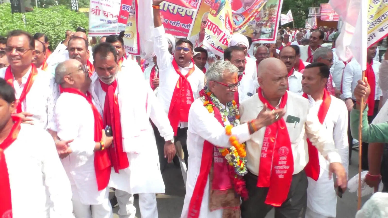 #Varanasi #VaranasiNews #MLCElection #TeacherMLCElection #ChetNarayanSingh #VaranasiMLC #TeacherElection #UPMLCElection #UPMSS #TeachersRights #OldPensionScheme #OPS #TeacherUnity #TeacherIssues #UPTeachers #शिक्षकचुनाव #चेतनारायणसिंह #पुरानीपेंशन #शिक्षकहित #वाराणसी #काशी #LiveVNS