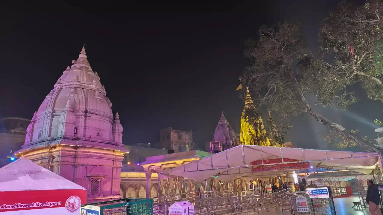 चौथे वर्षगांठ से पहले रोशनी से सराबोर हुआ काशी विश्वनाथ धाम, भव्य सजावट देखने उमड़ रहे भक्त