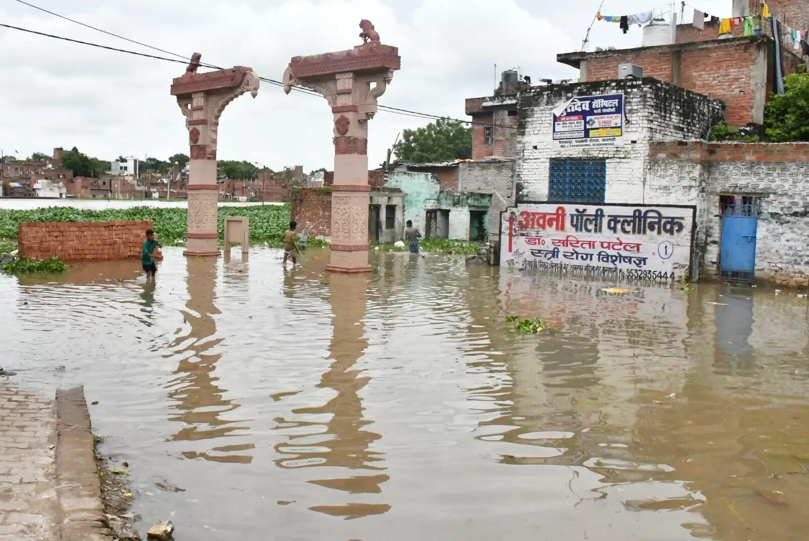 वाराणसी। पतितपावनी मां गंगा काशी में इस समय अपने रौद्र रूप में हैं। बनारस में गंगा का जलस्तर खतरे के निशान से ऊपर पहुंच चुका है। इसके चलते वरूणा भी उफान पर है। शहर के कई इलाके और गांव बाढ़ की चपेट में आ चुके हैं। सड़कें और गलियों में गाड़ी-मोटर की जगह नावें दौड़ रही हैं। वहीं हजारों लोग घर छोड़कर पलायन को विवश हो गए हैं। तस्वीरों में देखिये बनारस में बाढ़ के हालात.....।