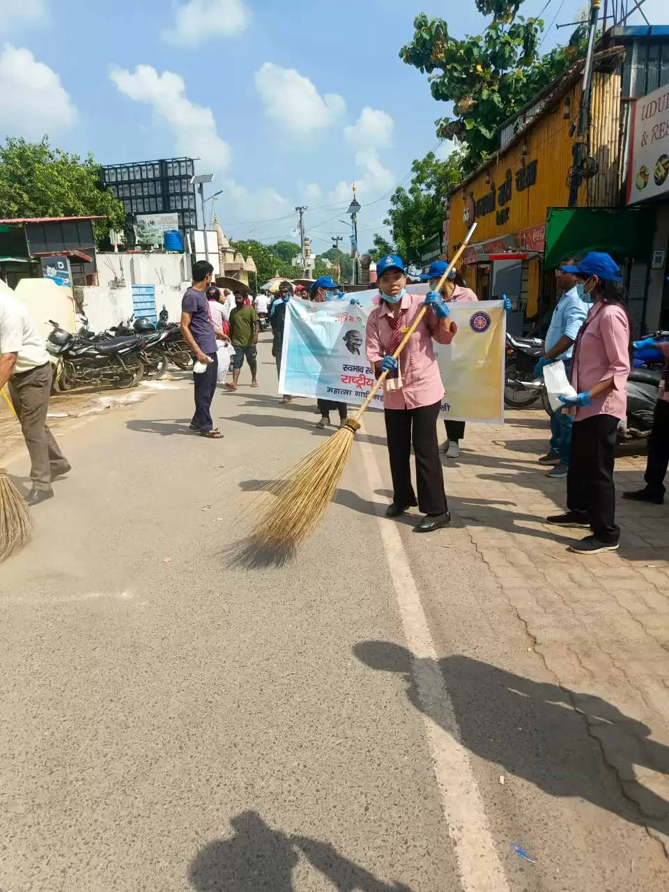 वाराणसी :  स्वच्छता सेवा पखवाड़ा, विद्यार्थियों ने अस्सी घाट पर की सफाई 