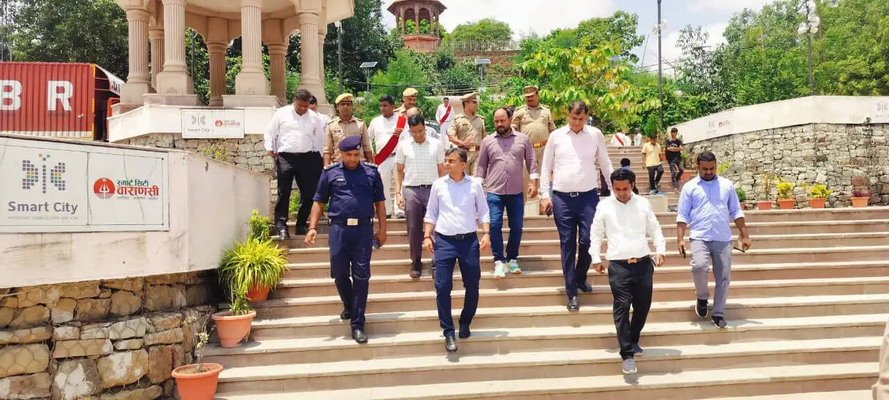 गंगा-वरुणा के बढ़ते जलस्तर पर प्रशासन अलर्ट, NDRF की नाव से बाढ़ प्रभावित इलाकों में पहुंचे डीएम