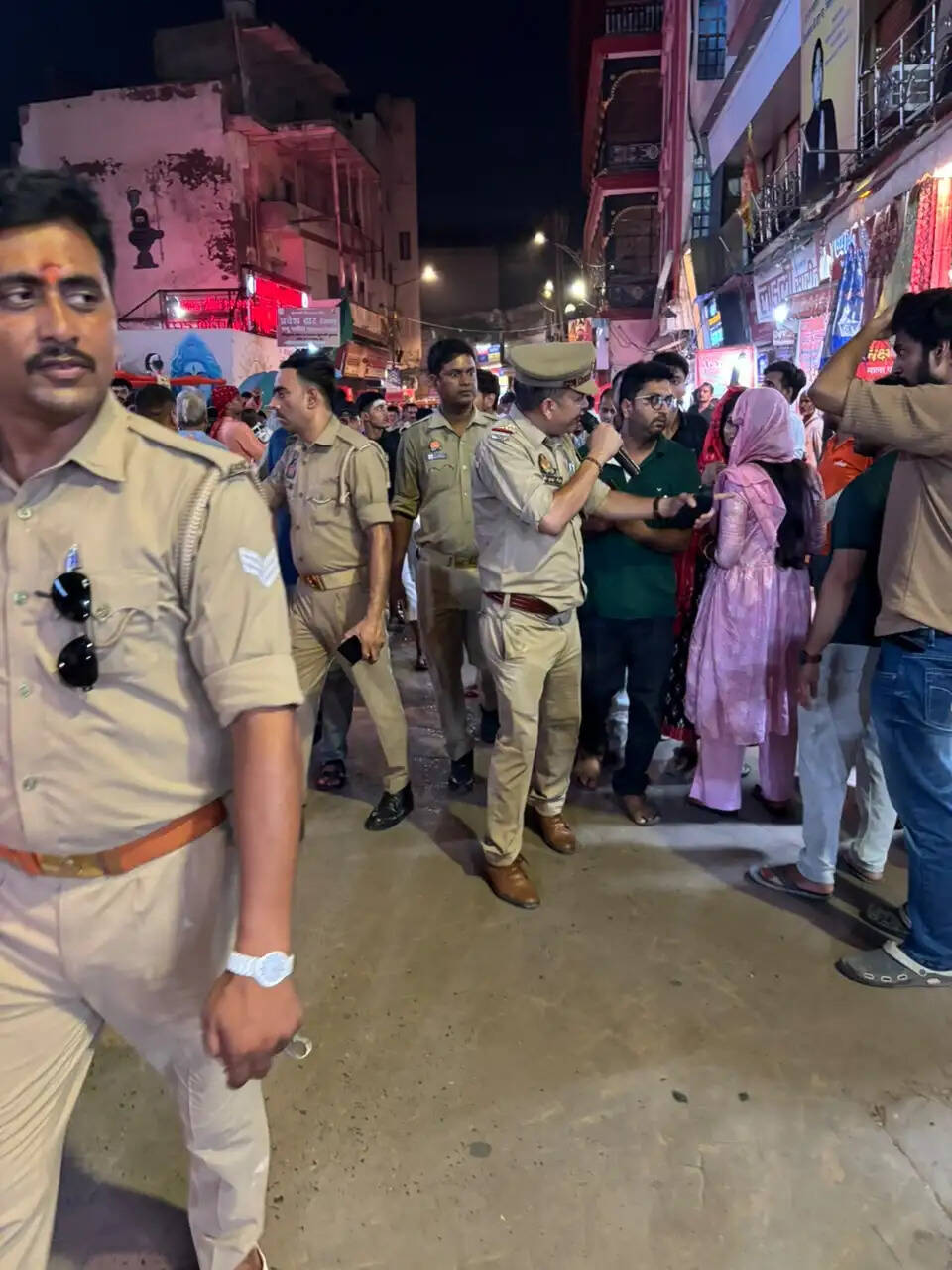 वाराणसी की हर महत्वपूर्ण खबर पढ़ने के लिए अभी फॉलो करें Live VNS का ऑफिशियल वाट्सऐप पेज 👇👇 https://whatsapp.com/channel/0029VaAPWex65yD2LWG35A25 Live VNS - भरोसा 1 दशक से लाखों बनारसियों का - बनारस की बात, बनारस के साथ अपने शहर के लेकर देश-दुनिया, खेल, धर्म, आध्यात्म, राशिफल, पञ्चाङ्ग तथा फ़िल्म और व्यापार जगत की ताजा-तरीन खबरों को पढ़ने के लिए अभी डाउनलोड करें Live VNS का ऑफिशियल एंड्रॉएड ऐप। http://play.google.com/store/apps/details?id=in.livevns.app.native