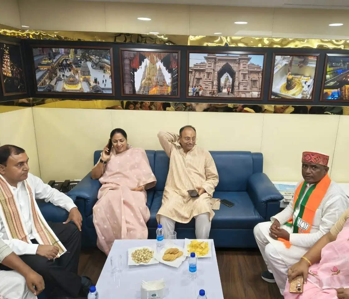 वाराणसी पहुंची दिल्ली की मुख्यमंत्री रेखा गुप्ता, बाबतपुर एयरपोर्ट पर भाजपा नेताओं ने किया भव्य स्वागत