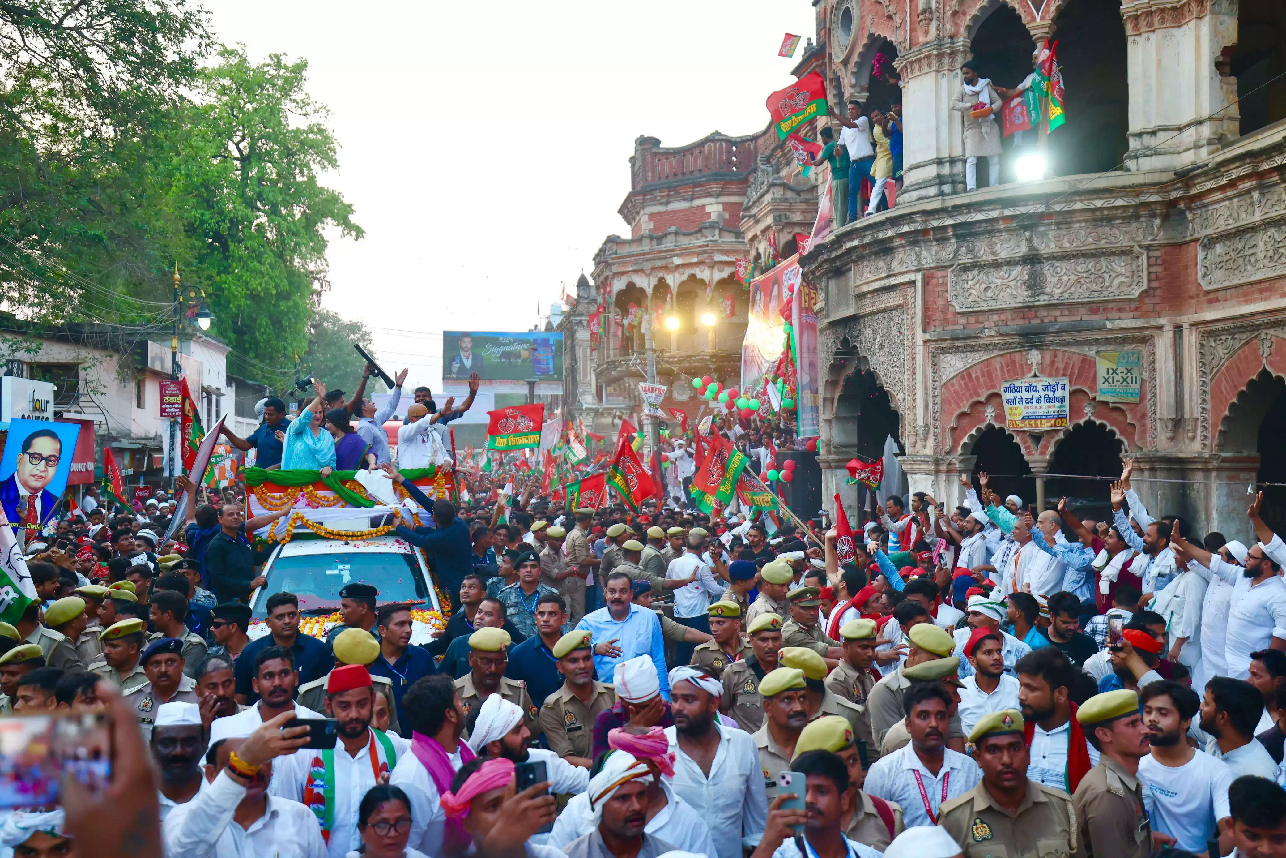 प्रियंका गांधी व डिंपल यादव के रोड शो