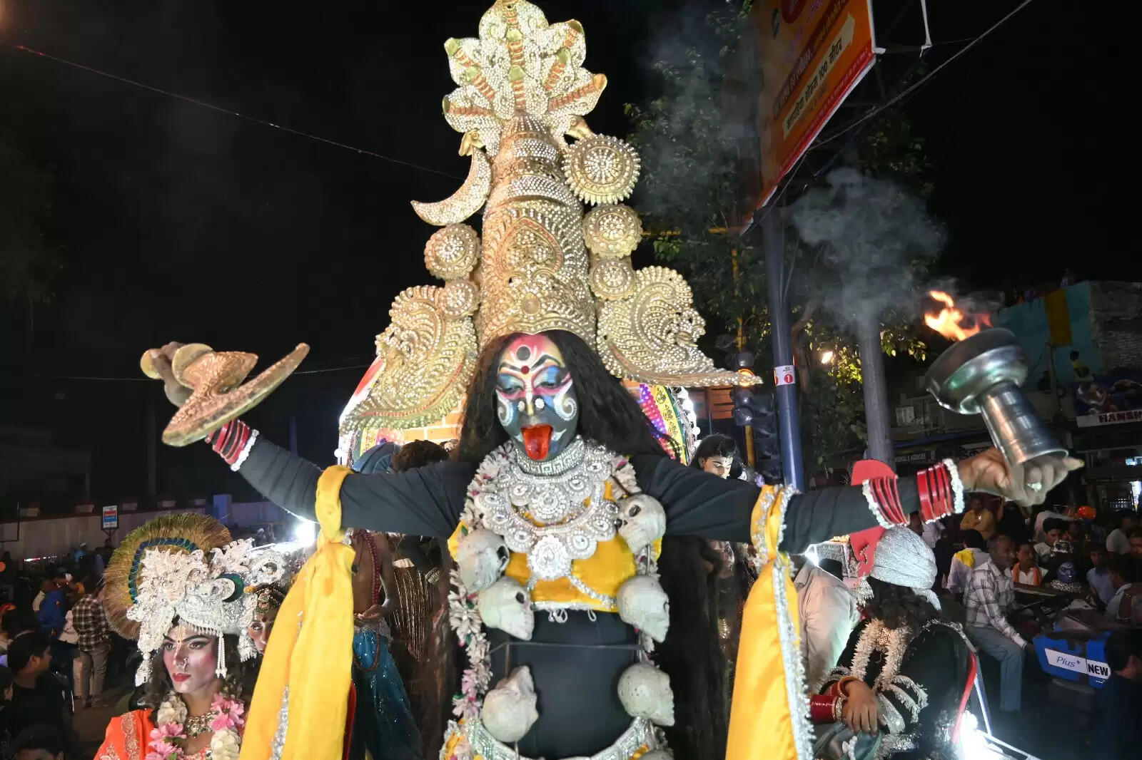 चेतगंज की विश्व प्रसिद्ध नक्क्टैया का आयोजन शुक्रवार की रात किया गया। नक्कटैया में देश भर से आए लाग विमान शामिल हुए। इसमें तरह-तरह की झाकियों ने लोगों का मन मोह लिया। पहलगाम हमले के बाद पाकिस्तान के खिलाफ भारत के ऑपरेशन सिंदूर की झांकी ने लोगों का ध्यान खींचा।