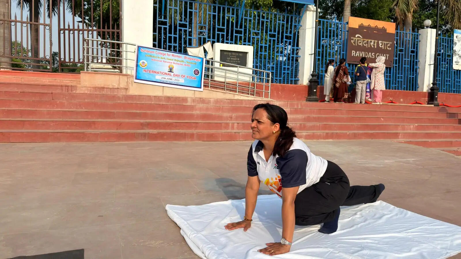 रविदास घाट पर सनबीम कॉलेज की स्वयंसेविकाओं ने किया योगाभ्यास, स्वस्थ जीवनशैली अपनाने का लिया संकल्प