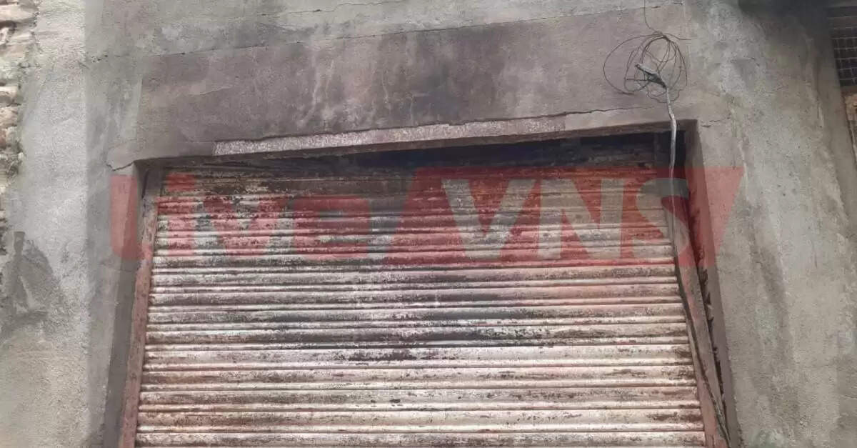 Varanasi Fire breaks out in godown of tent house in Sarayanandan