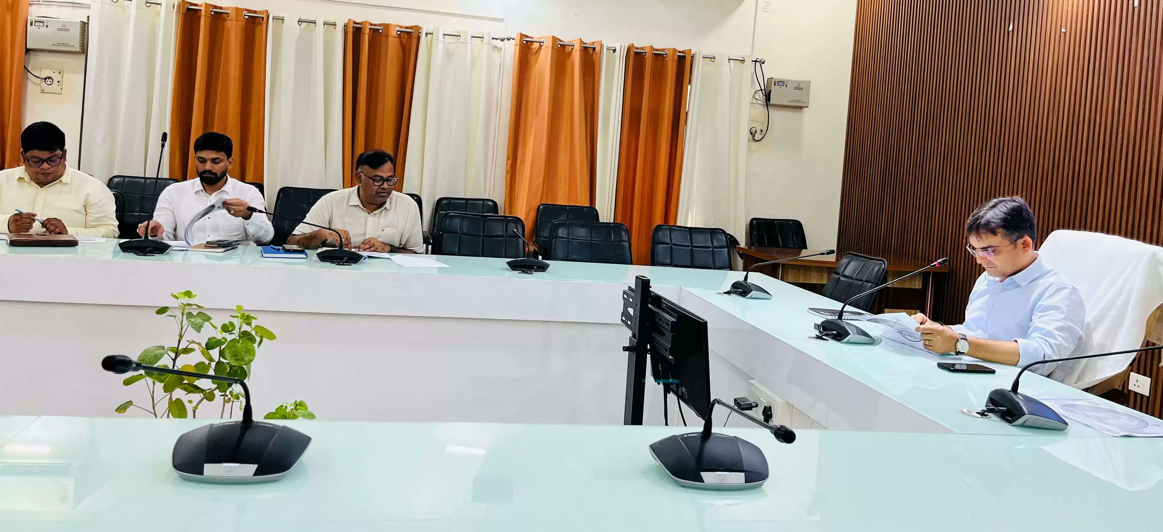 वाराणसी: जल जीवन मिशन की समीक्षा बैठक, जिलाधिकारी ने दिए क्षतिग्रस्त सड़कों और पाइप लाइनों की मरम्मत के निर्देश