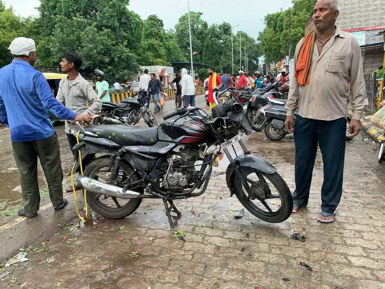 काशी विद्यापीठ गेट के समीप पथराव, फूल विक्रेताओं से विवाद के बाद उग्र हुए छात्र, कई घायल, वाहन तोड़े