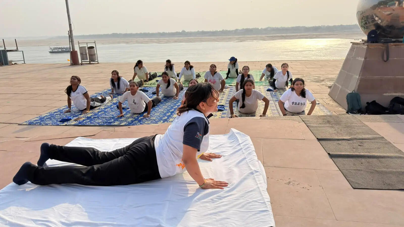 रविदास घाट पर सनबीम कॉलेज की स्वयंसेविकाओं ने किया योगाभ्यास, स्वस्थ जीवनशैली अपनाने का लिया संकल्प