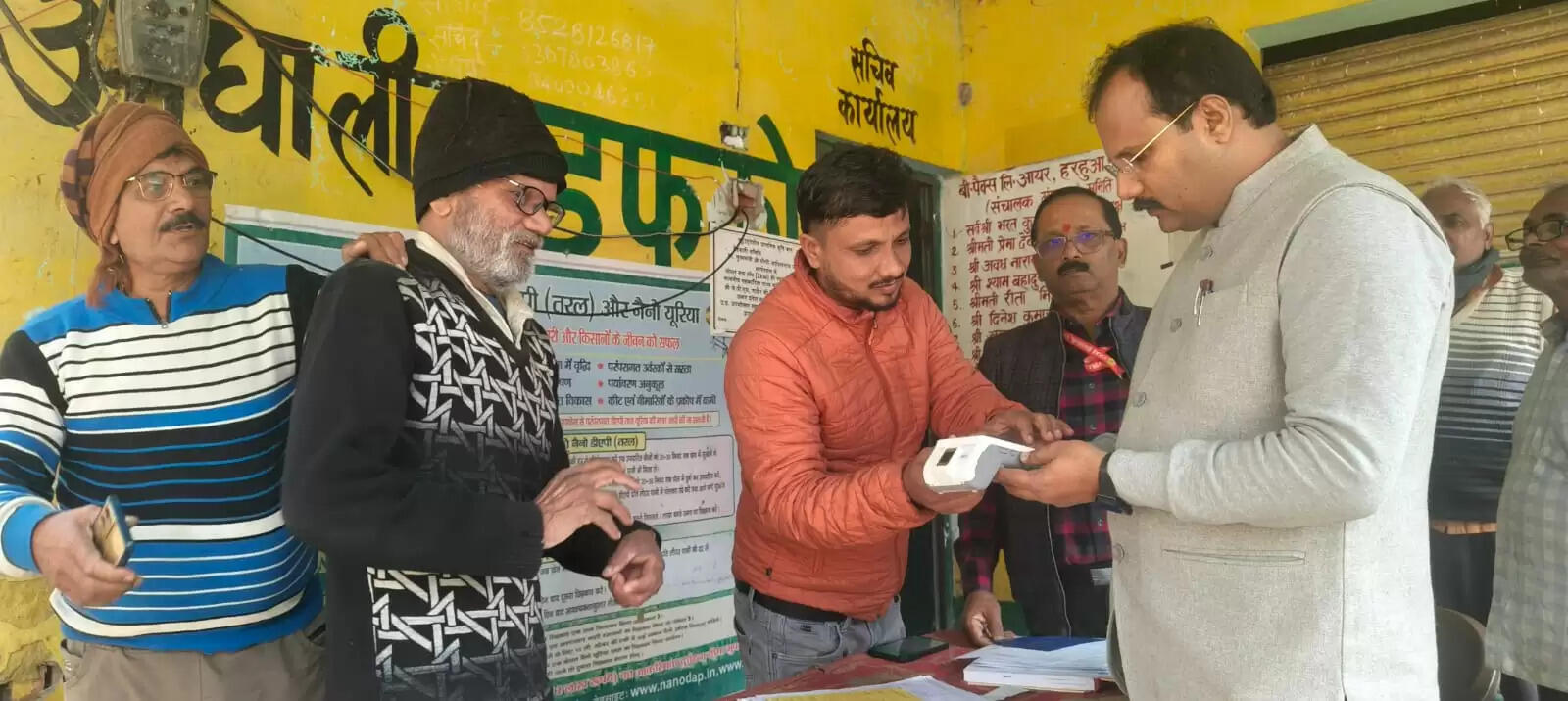 किसानों को उचित मूल्य पर उर्वरक उपलब्ध कराने, कालाबाजारी रोकने और उर्वरकों की गुणवत्ता बनाए रखने के उद्देश्य से जनपद में मंगलवार को व्यापक छापेमारी अभियान चलाया गया। शासन के निर्देश पर जिलाधिकारी सत्येंद्र कुमार के आदेश और मुख्य विकास अधिकारी प्रखर कुमार सिंह के नेतृत्व में उर्वरक निरीक्षकों एवं विभिन्न विभागों के अधिकारियों की संयुक्त टीमें गठित कर यह कार्रवाई की गई।