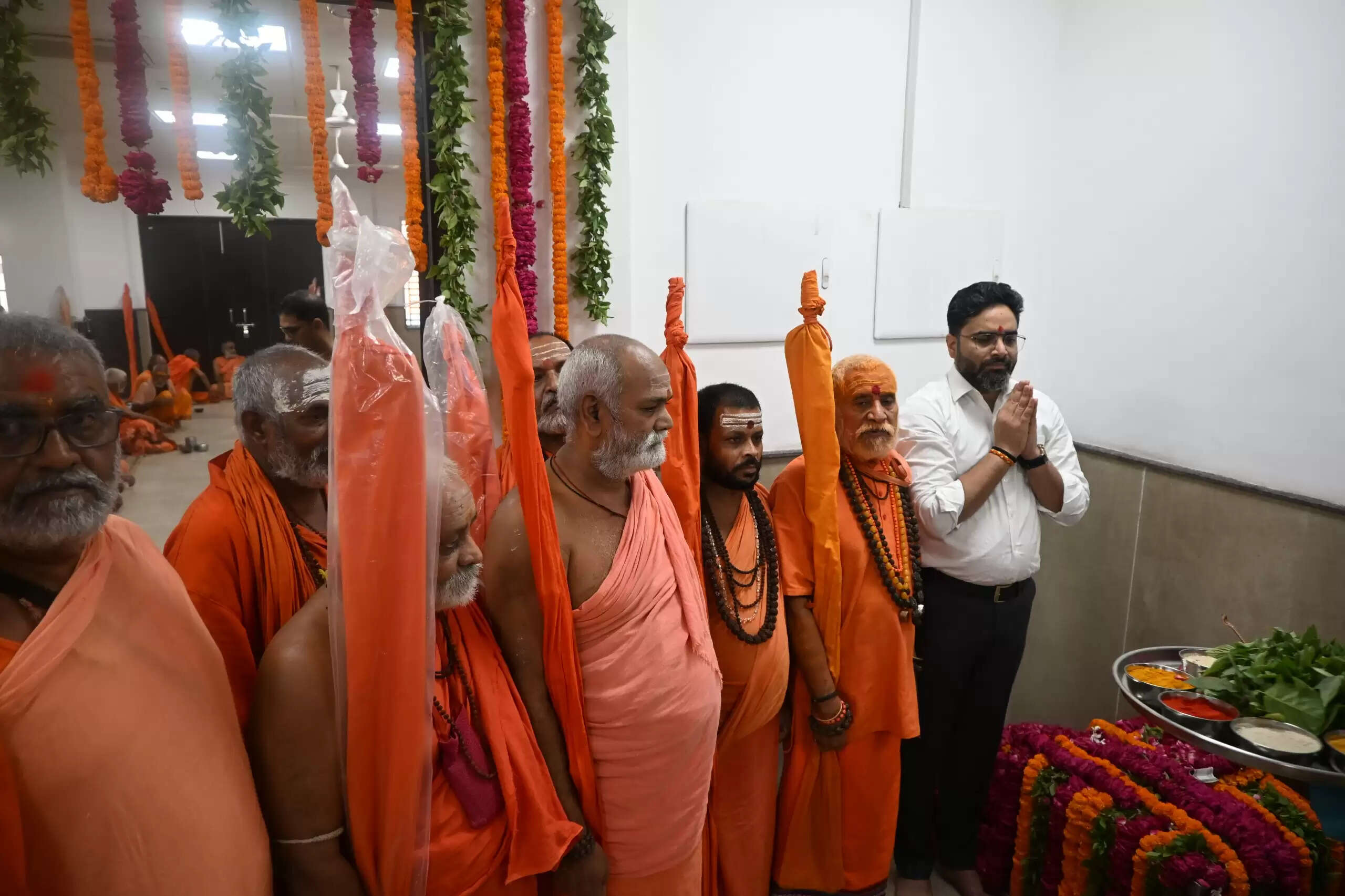  श्री काशी विश्वनाथ मंदिर न्यास ने दंडी सन्यासियों के लिए फिर शुरू की अन्नसेवा