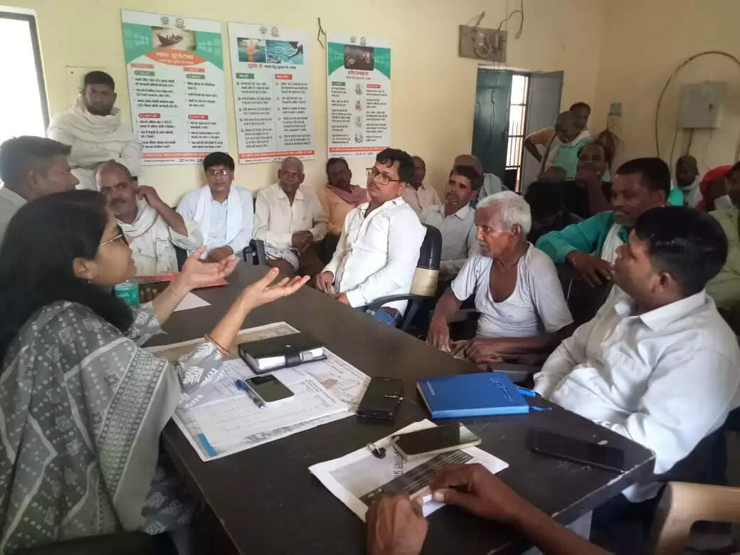 ट्रांसपोर्ट नगर योजना : राजातालाब तहसीलदार ने सुनी किसानों की समस्याएं, उच्च अधिकारियों तक मांगें पहुंचाने का दिया आश्वासन