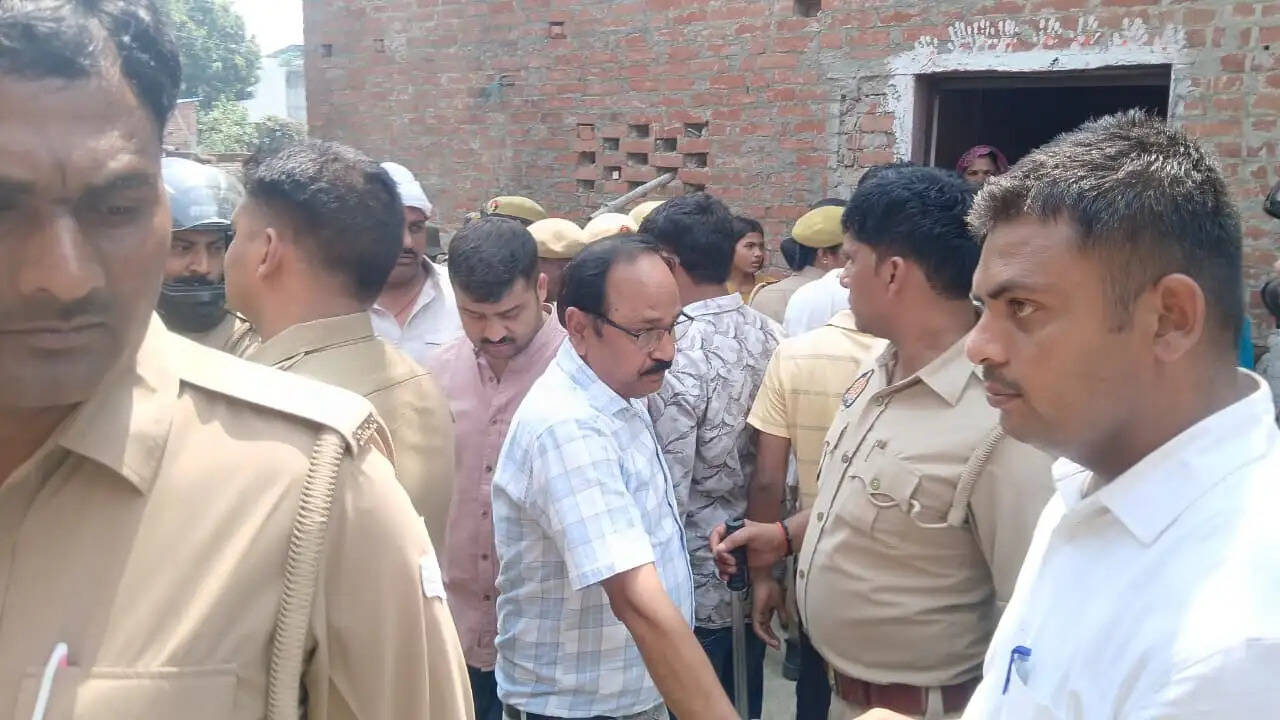 अवलेशपुर में गरजा बुलडोजर, अतिक्रमण हटाने पहुंची टीम तो महिलाओं ने मिठाई-पानी देकर जताया विरोध