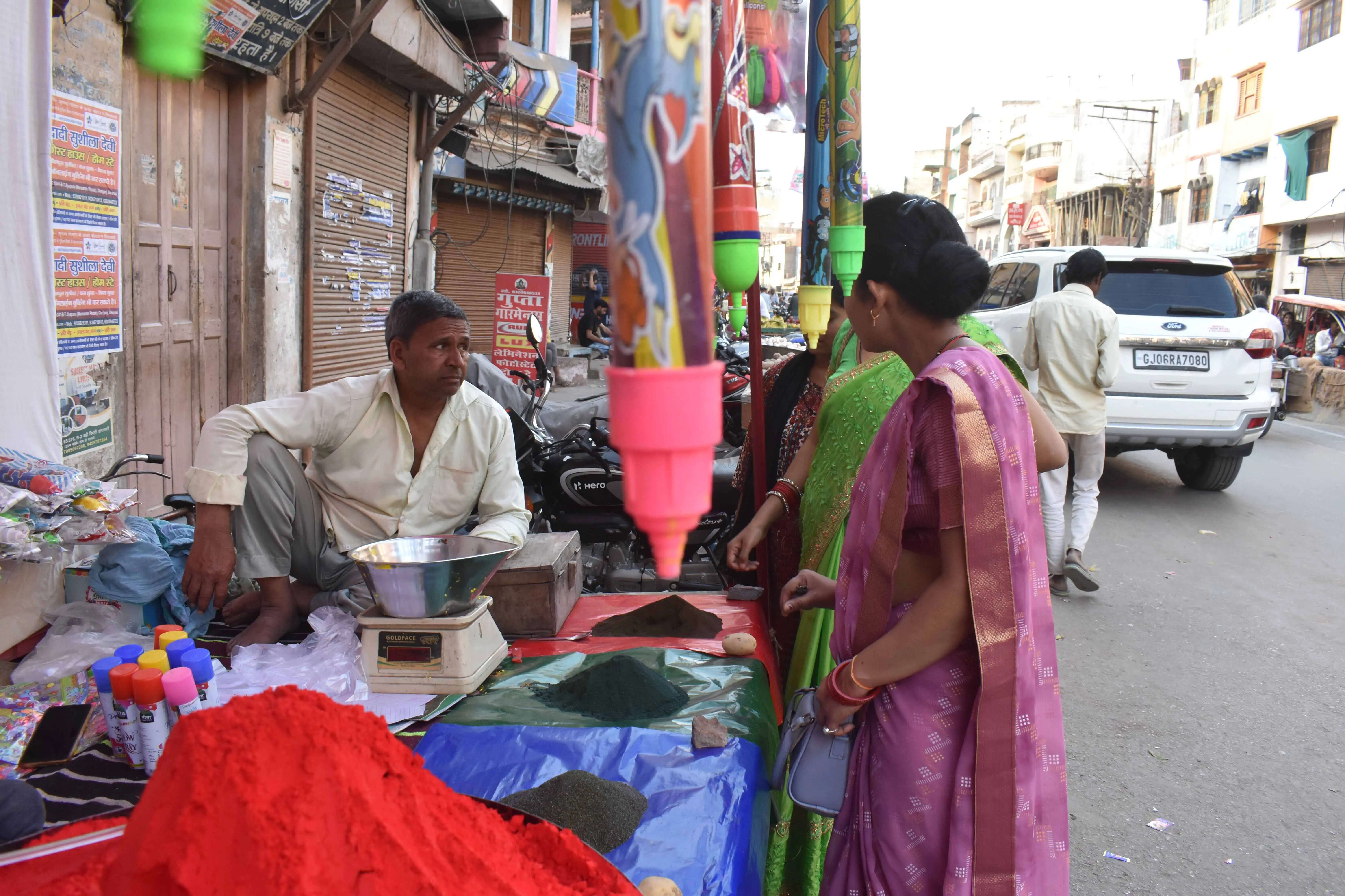 योगी सरकार राष्ट्रीय ग्रामीण आजीविका मिशन से ग्रामीण महिलाओं के जीवन में रंग भर रही है। होली के पर्व पर एक बार फिर काशी में हर्बल गुलाल की मांग तेजी से बढ़ी है। रासायनिक रंगों से होने वाले दुष्प्रभावों को देखते हुए लोग प्राकृतिक और सुरक्षित विकल्प अपना रहे हैं। इसका लाभ ग्रामीण क्षेत्रों की स्वयं सहायता समूह की महिलाओं को सीधे मिल रहा है। वे अपने हुनर और परिश्रम से न सिर्फ शुद्ध हर्बल गुलाल तैयार कर रहीं हैं, बल्कि स्वावलंबन के कैनवास पर हर्बल गुलाल के रंगों के माध्यम से आत्मनिर्भर और आत्मविश्वास की नई तस्वीर उकेर रही है।
